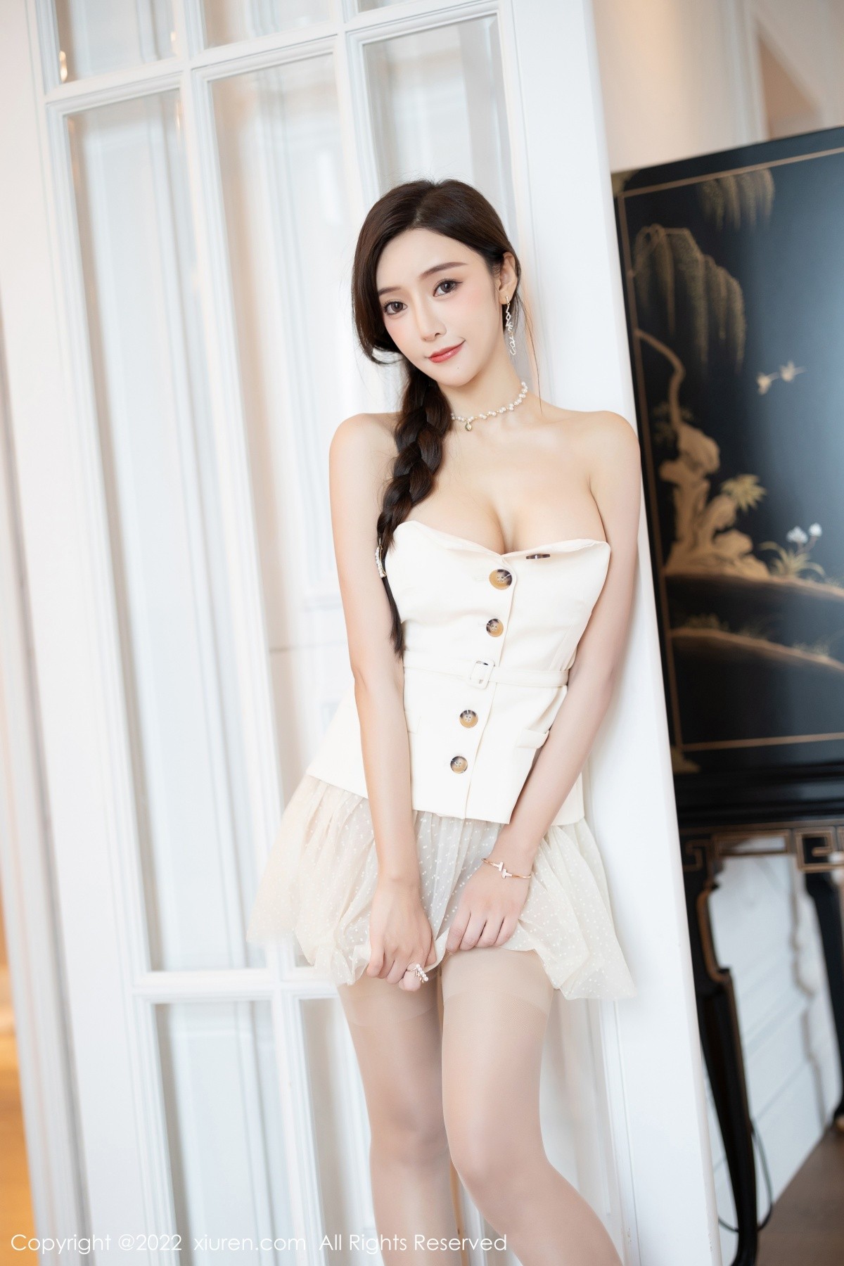 xgyw.top_XiuRen第5539期_女神王馨瑶yanni白色露肩服饰 珍珠色睡裙配蕾丝吊袜诱惑写真78P