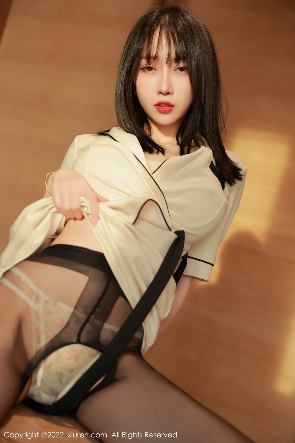 xgyw.top_XiuRen第5534期_模特玥儿玥er香格里拉旅拍角色扮演黄色制服配开档黑丝诱惑写真60P