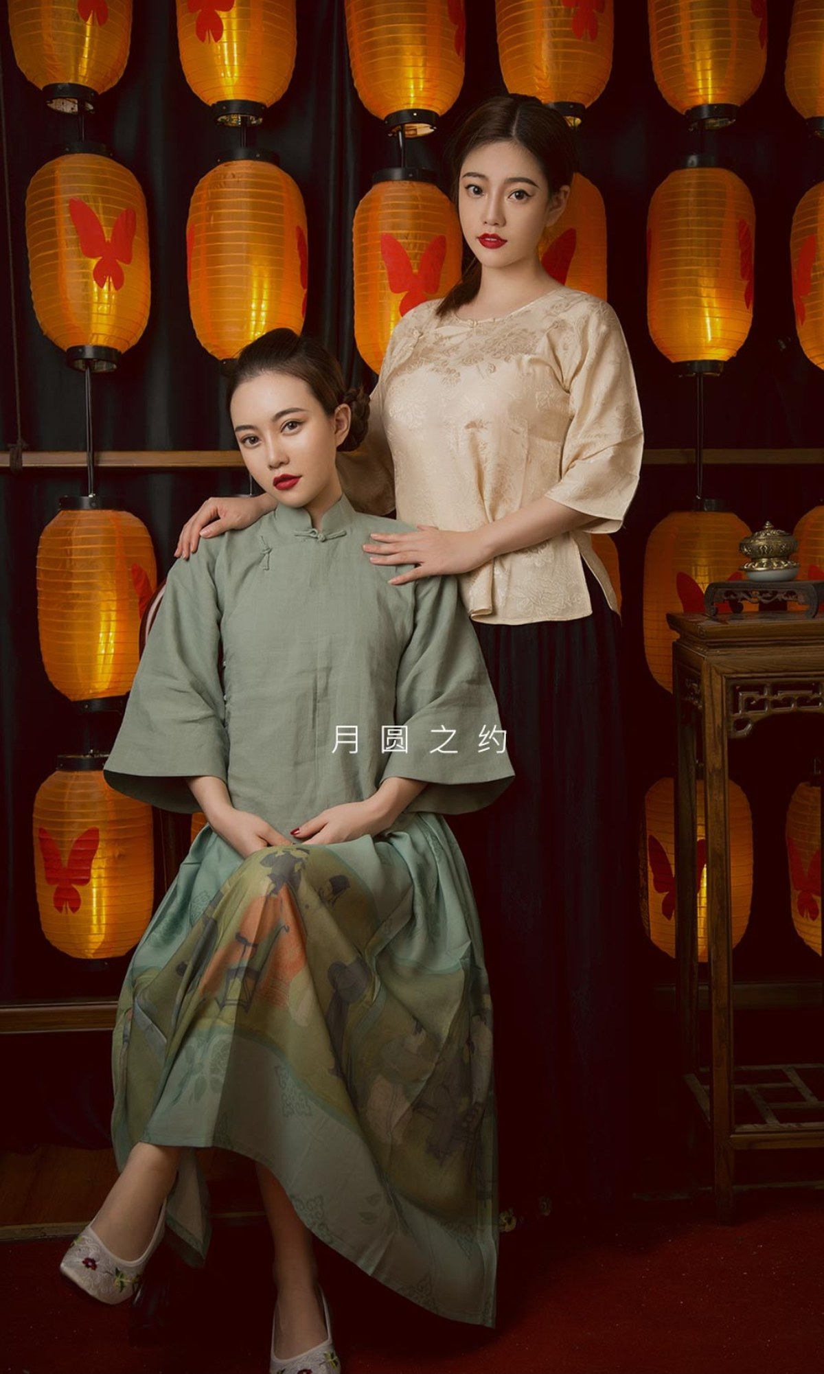 xgyw.top_[Ugirls爱尤物]No.2409_模特刘邦妮＆孟十朵中秋主题低胸性感服饰秀完美身材诱惑写真35P
