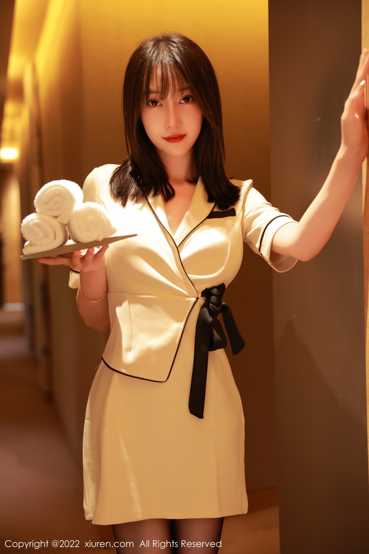 xgyw.top_XiuRen第5534期_模特玥儿玥er香格里拉旅拍角色扮演黄色制服配开档黑丝诱惑写真60P