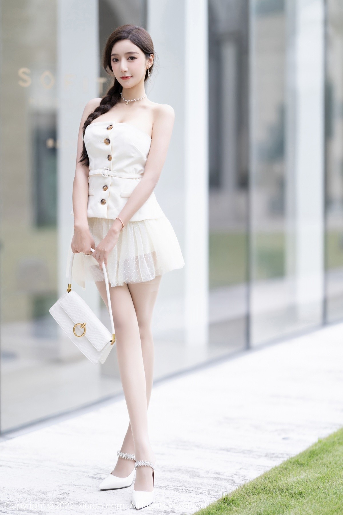 xgyw.top_XiuRen第5539期_女神王馨瑶yanni白色露肩服饰 珍珠色睡裙配蕾丝吊袜诱惑写真78P