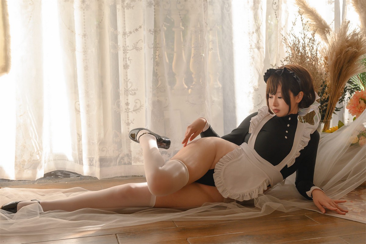 xgyw.top_二次元美少女PAKI酱高叉女仆主题性感女仆装配白丝袜半脱露豪乳翘臀诱惑写真34P