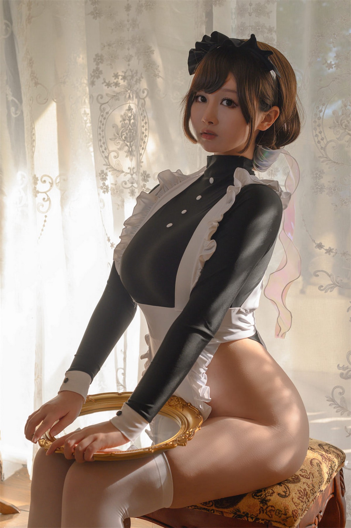xgyw.top_二次元美少女PAKI酱高叉女仆主题性感女仆装配白丝袜半脱露豪乳翘臀诱惑写真34P
