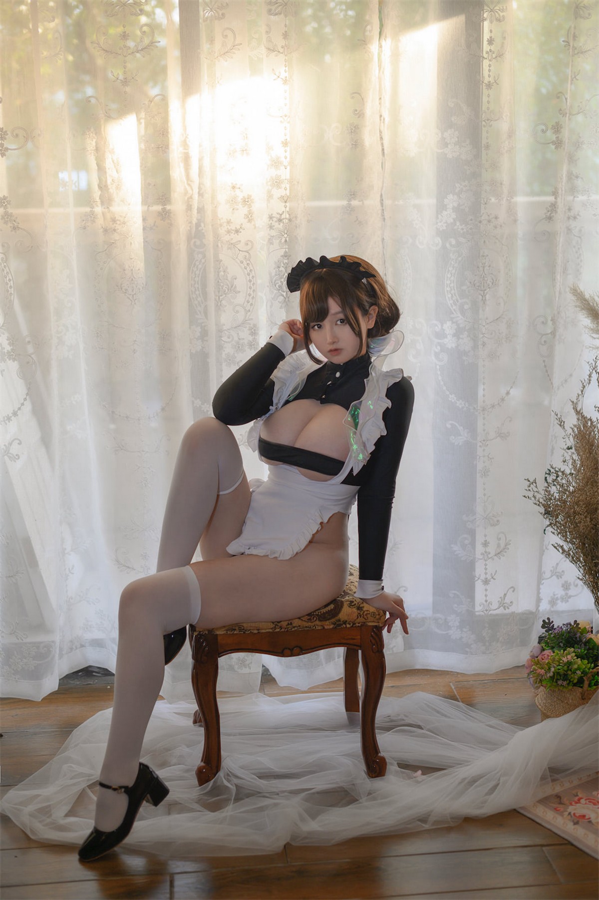 xgyw.top_二次元美少女PAKI酱高叉女仆主题性感女仆装配白丝袜半脱露豪乳翘臀诱惑写真34P