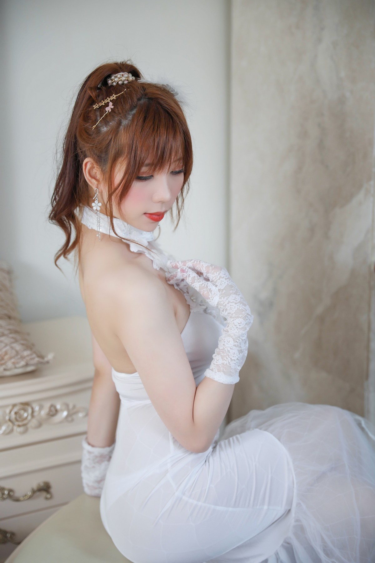xgyw.top_Coser美女鹿野希白礼服主题私房性感白色薄透服饰配黑丝网袜半脱露豪乳诱惑写真131P