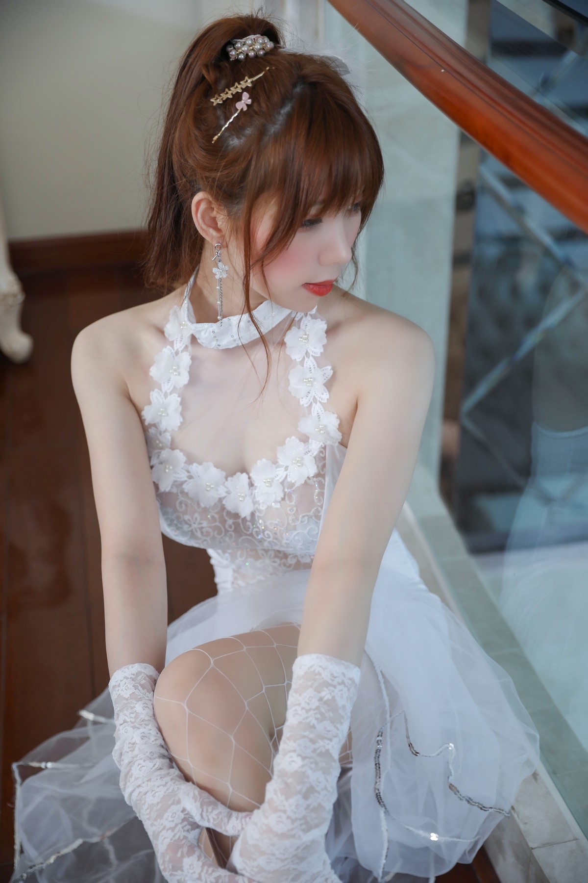 xgyw.top_Coser美女鹿野希白礼服主题私房性感白色薄透服饰配黑丝网袜半脱露豪乳诱惑写真131P