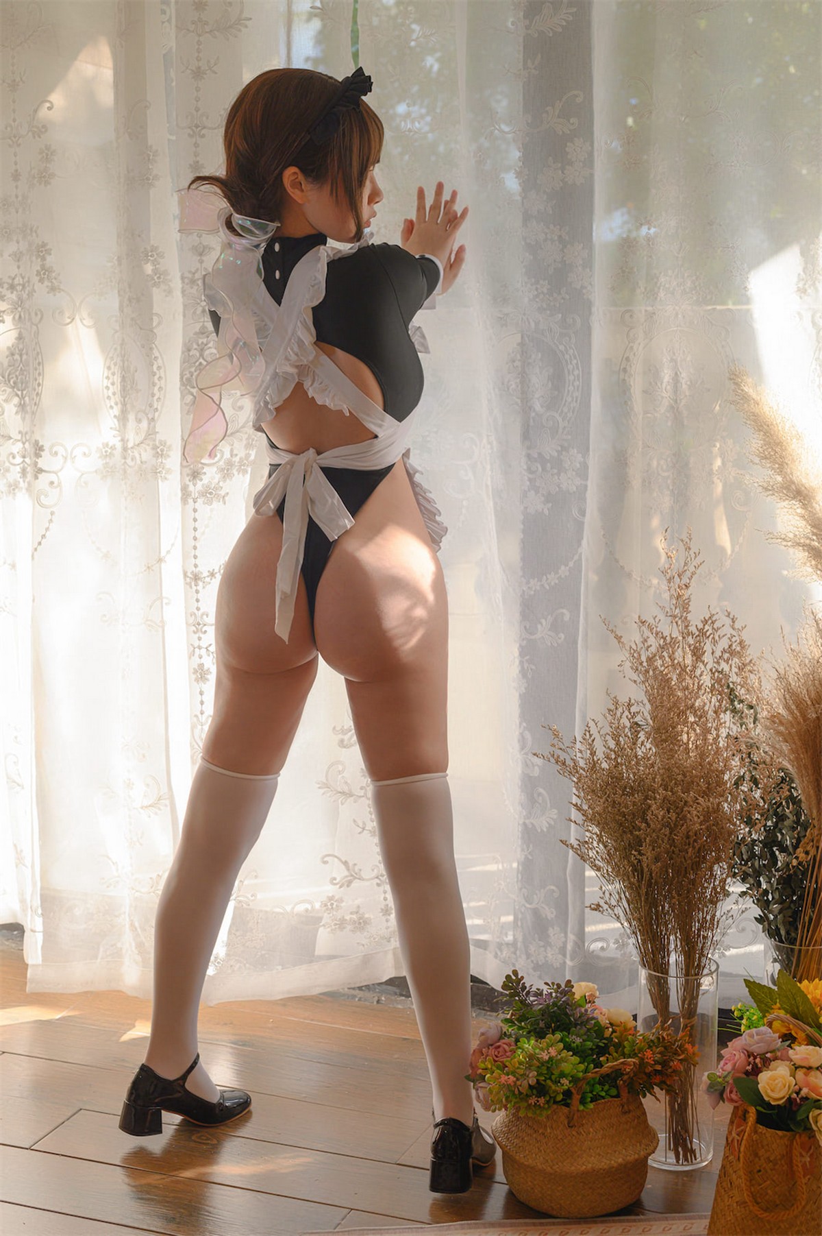 xgyw.top_二次元美少女PAKI酱高叉女仆主题性感女仆装配白丝袜半脱露豪乳翘臀诱惑写真34P