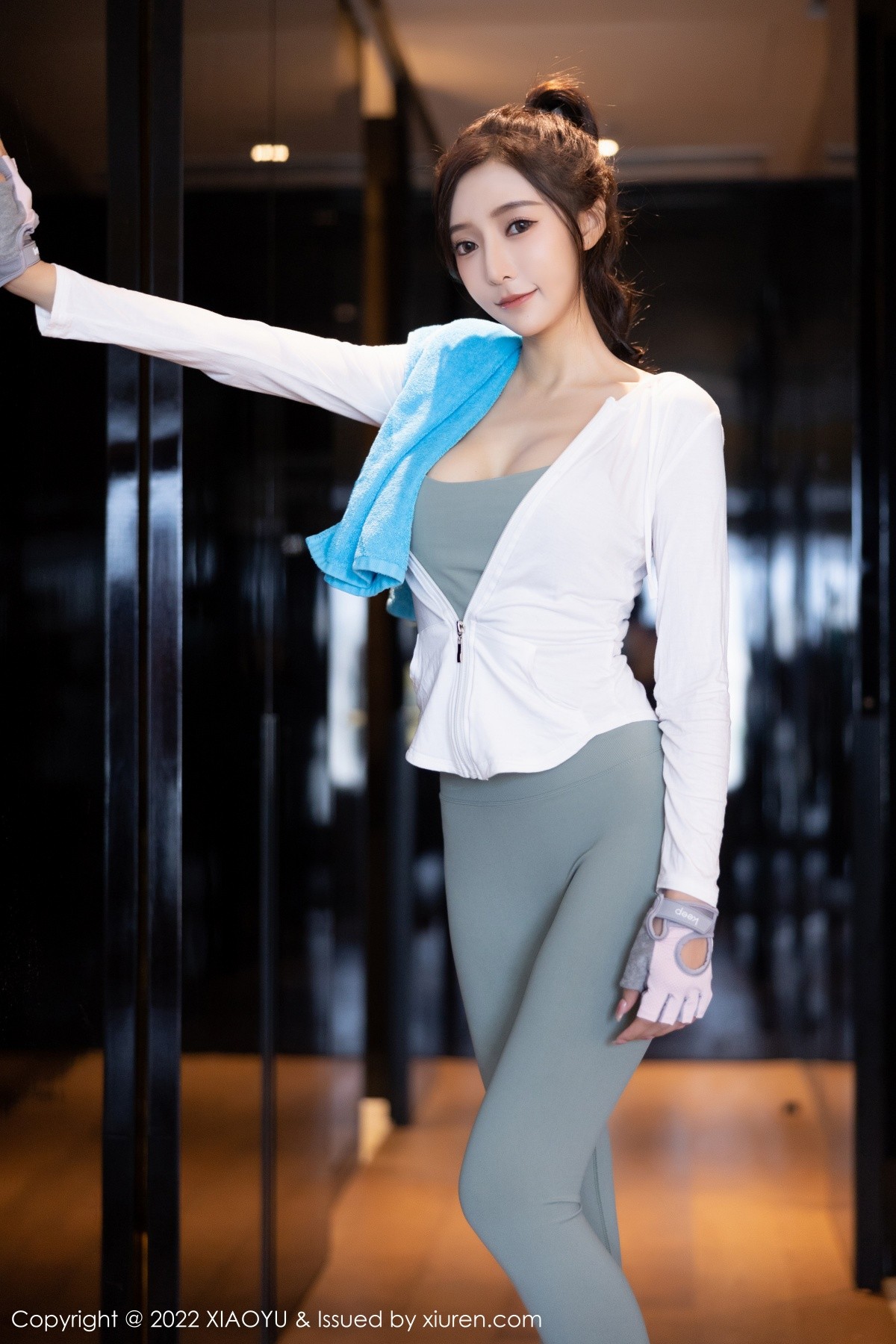 xgyw.top_[XiaoYu画语界]Vol.857_女神王馨瑶yanni健身所场绿灰色运动服半脱秀完美身材诱惑写真85P