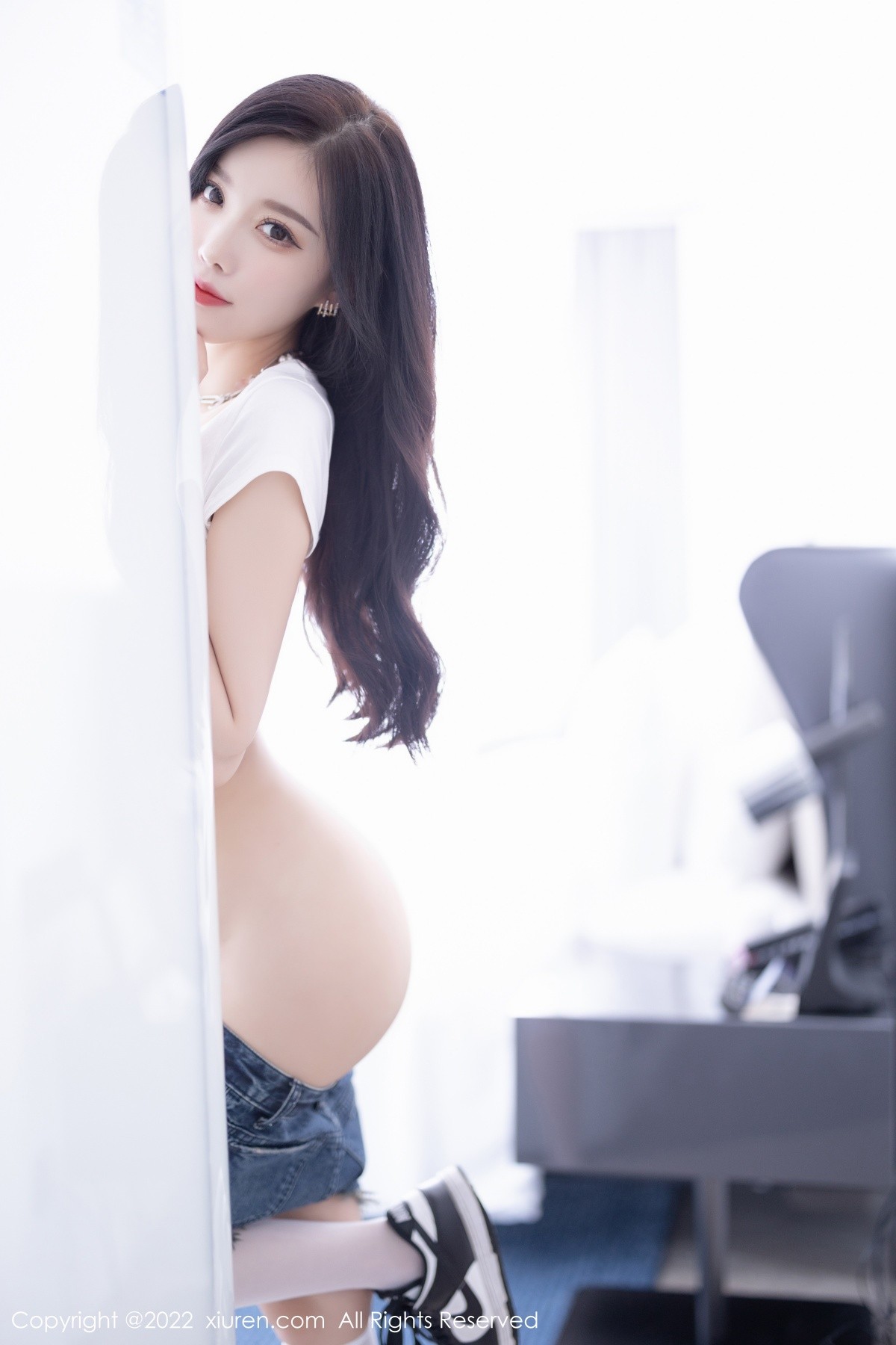 xgyw.top_XiuRen第5551期_女神杨晨晨Yome白色半截上衣配牛仔超短裤秀丰腴身材诱惑写真72P