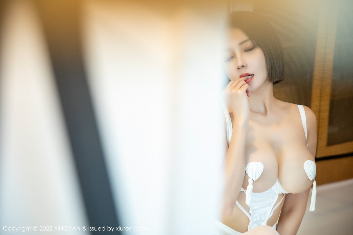 xgyw.top_[XINGYAN星颜社]VOL.145_御姐果儿Victoria性感白色情趣内衣露豪乳血滴子遮点惹火诱惑写真68P