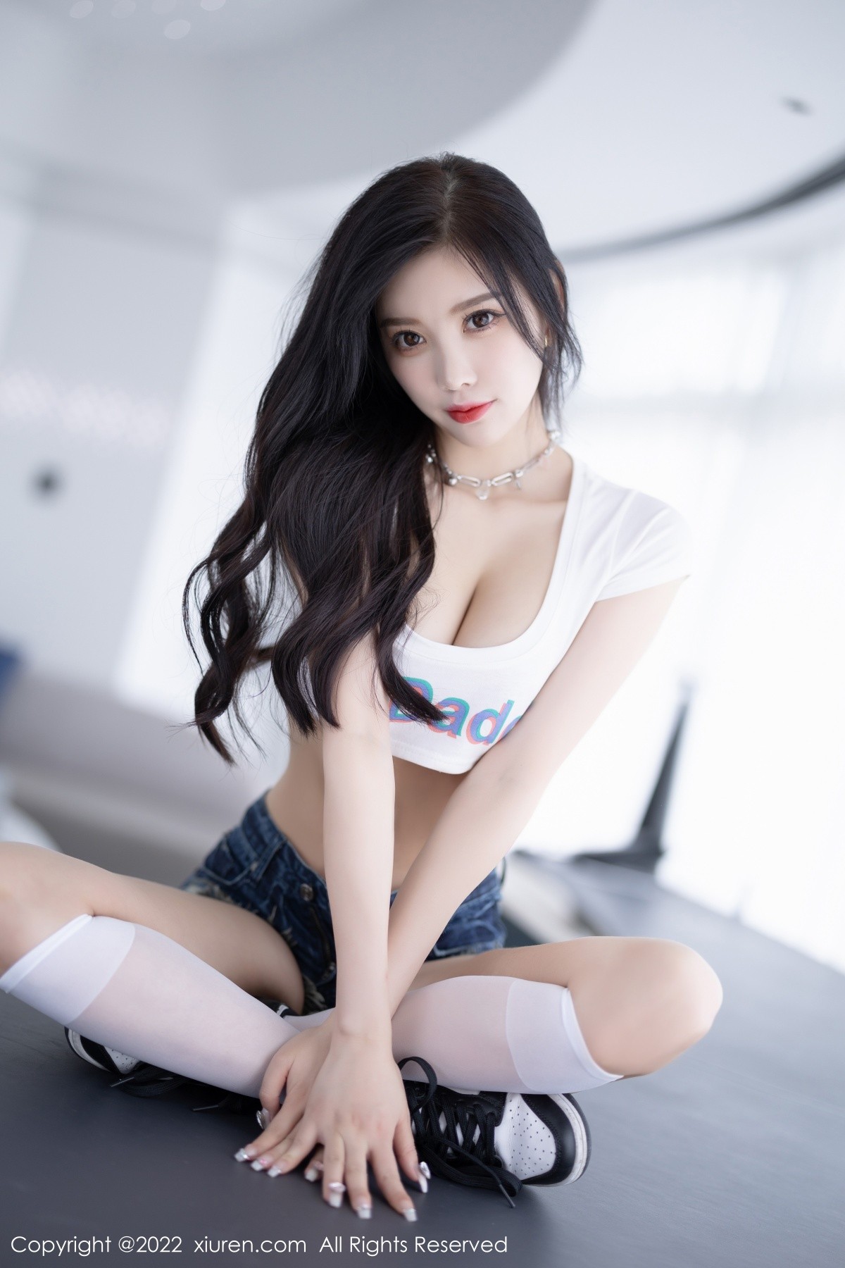 xgyw.top_XiuRen第5551期_女神杨晨晨Yome白色半截上衣配牛仔超短裤秀丰腴身材诱惑写真72P