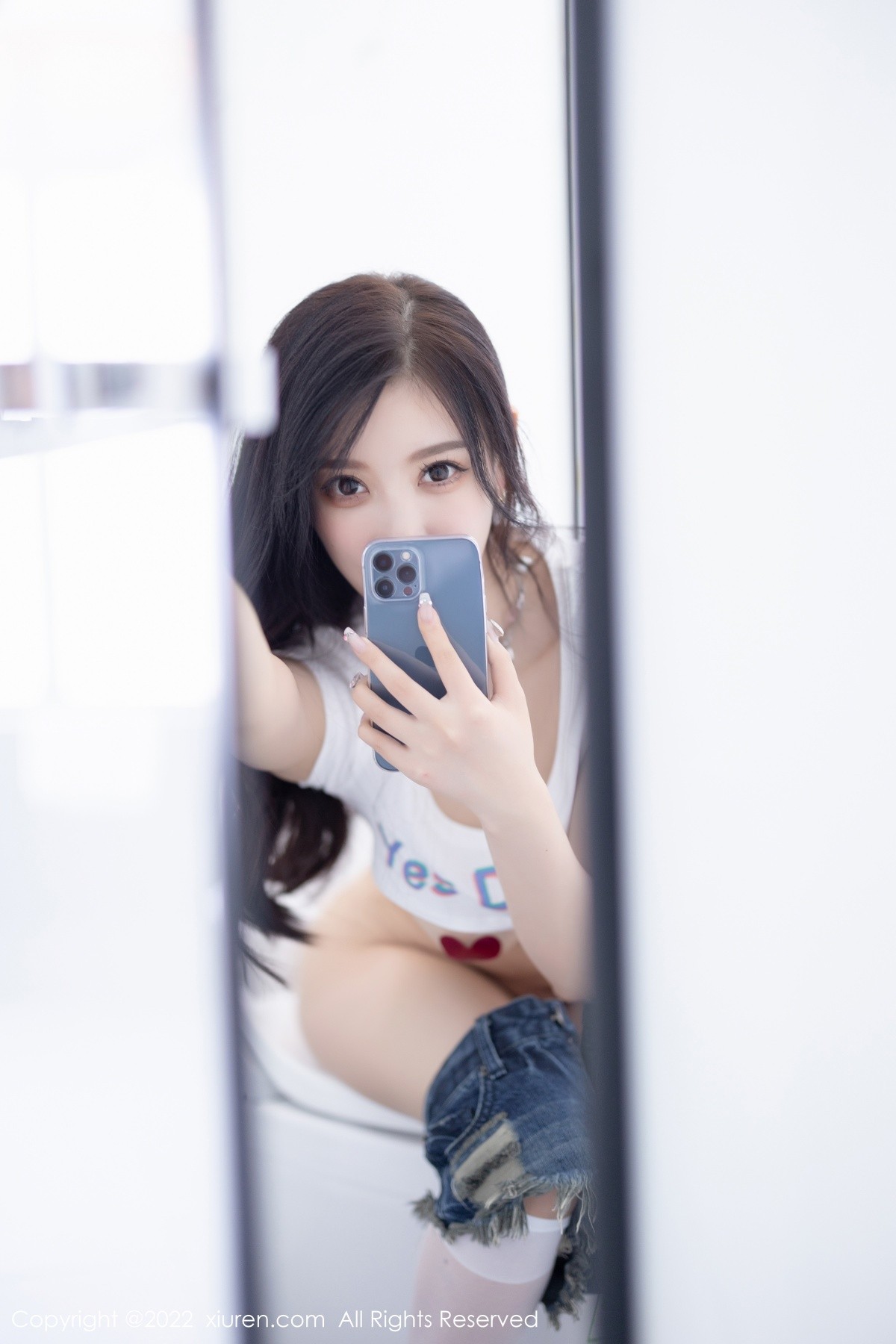 xgyw.top_XiuRen第5551期_女神杨晨晨Yome白色半截上衣配牛仔超短裤秀丰腴身材诱惑写真72P