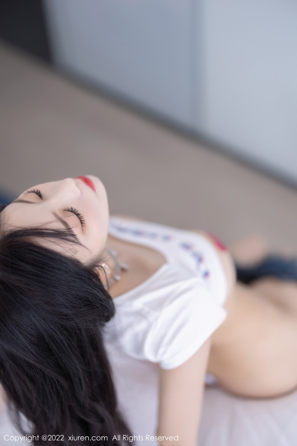xgyw.top_XiuRen第5551期_女神杨晨晨Yome白色半截上衣配牛仔超短裤秀丰腴身材诱惑写真72P