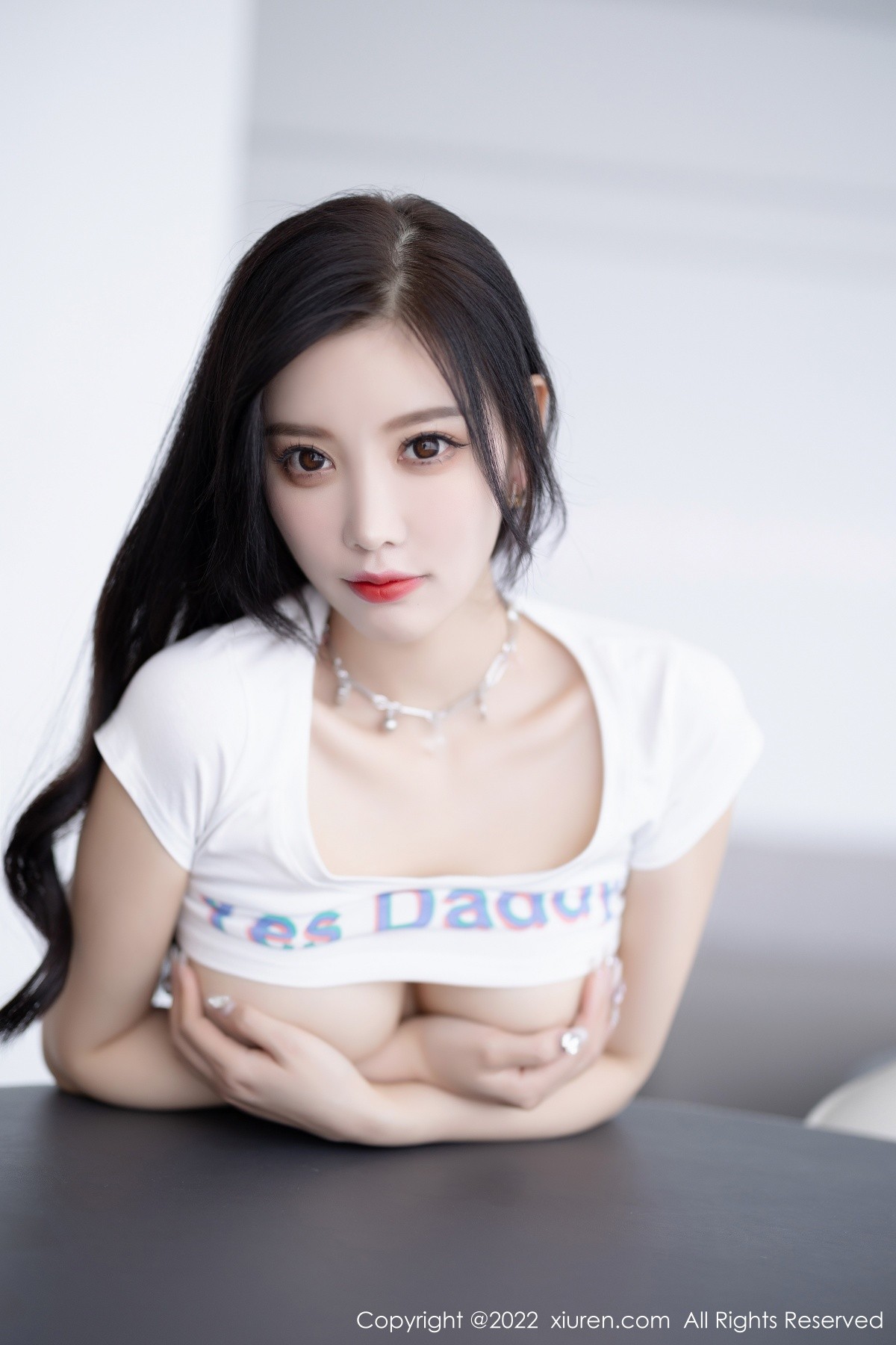 xgyw.top_XiuRen第5551期_女神杨晨晨Yome白色半截上衣配牛仔超短裤秀丰腴身材诱惑写真72P