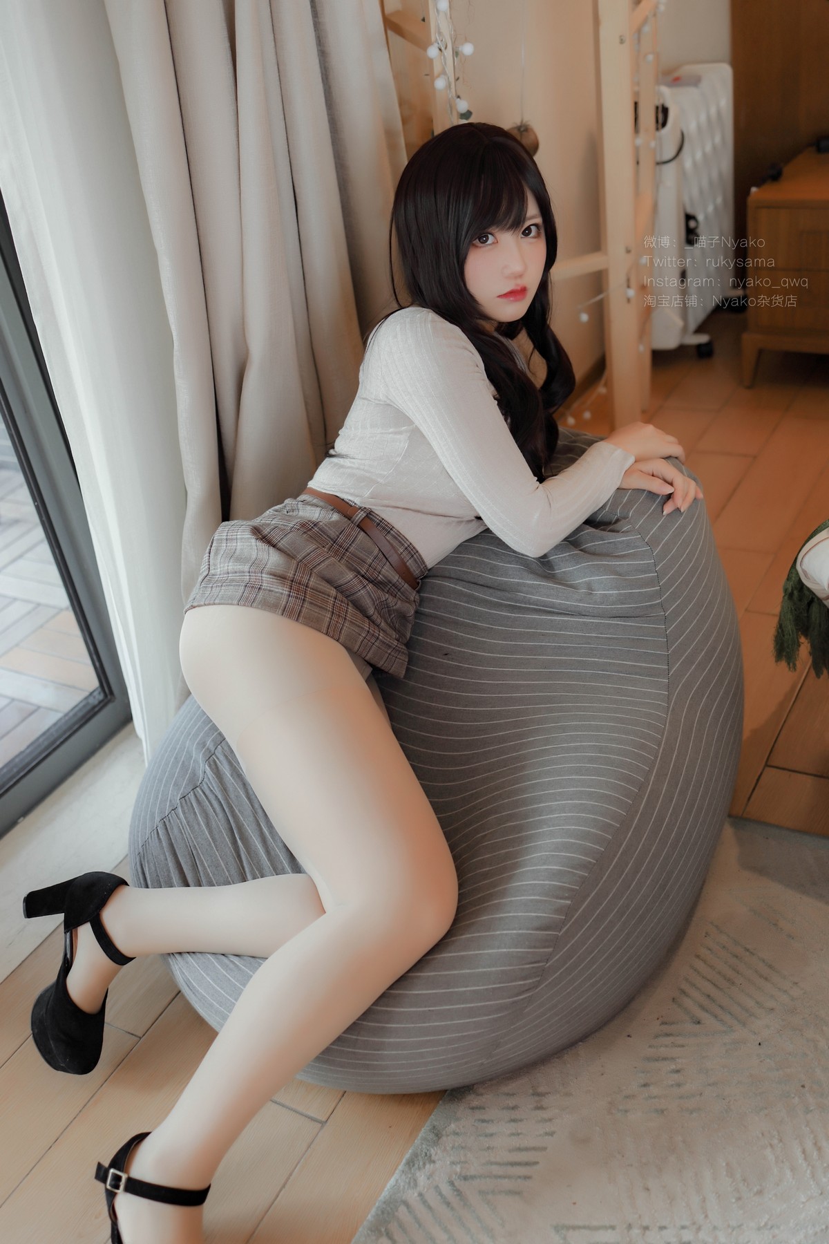 xgyw.top_网络美女Nyako喵子人妻本主题紧身服饰配短裙半脱露豪乳遮点极致诱惑写真87P
