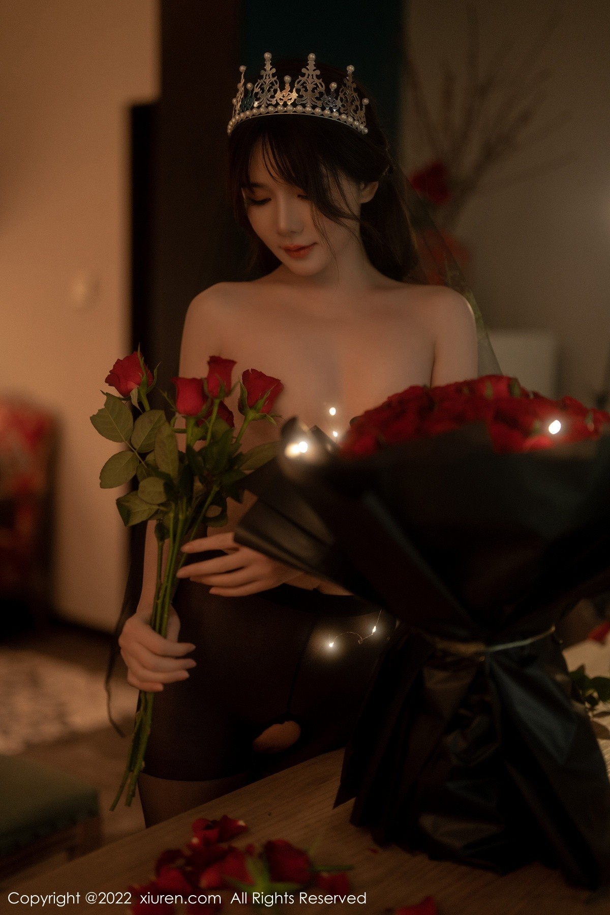 xgyw.top_XiuRen第5552期_模特婠婠么私房性感黑色露肩连衣裙配超薄黑丝秀曼妙身材写真74P