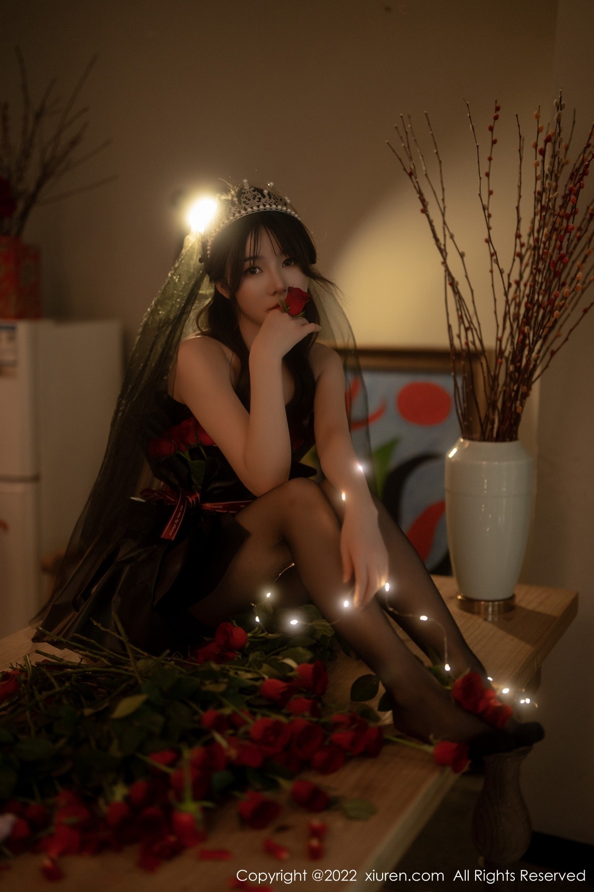 xgyw.top_XiuRen第5552期_模特婠婠么私房性感黑色露肩连衣裙配超薄黑丝秀曼妙身材写真74P