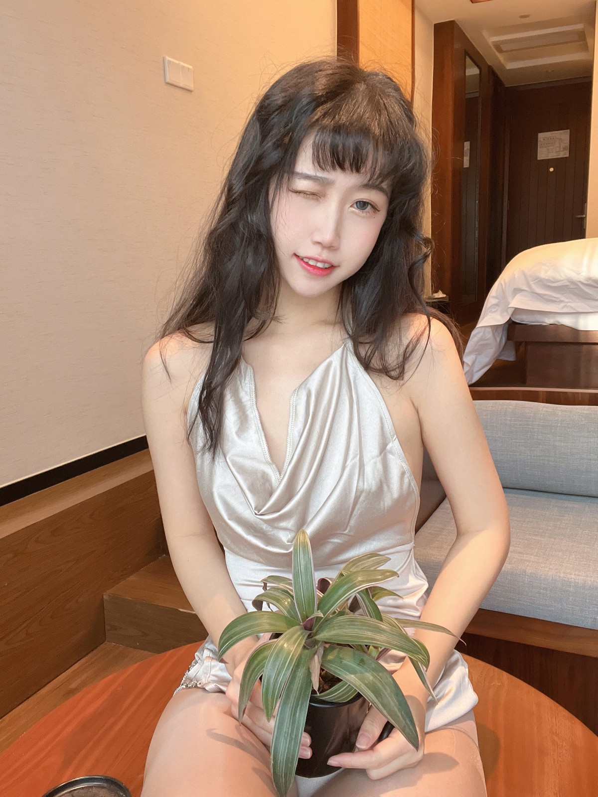 xgyw.top_人气Coser不呆猫浴室人妻主题私房浴室性感服饰配超薄开档肉丝湿身诱惑写真42P