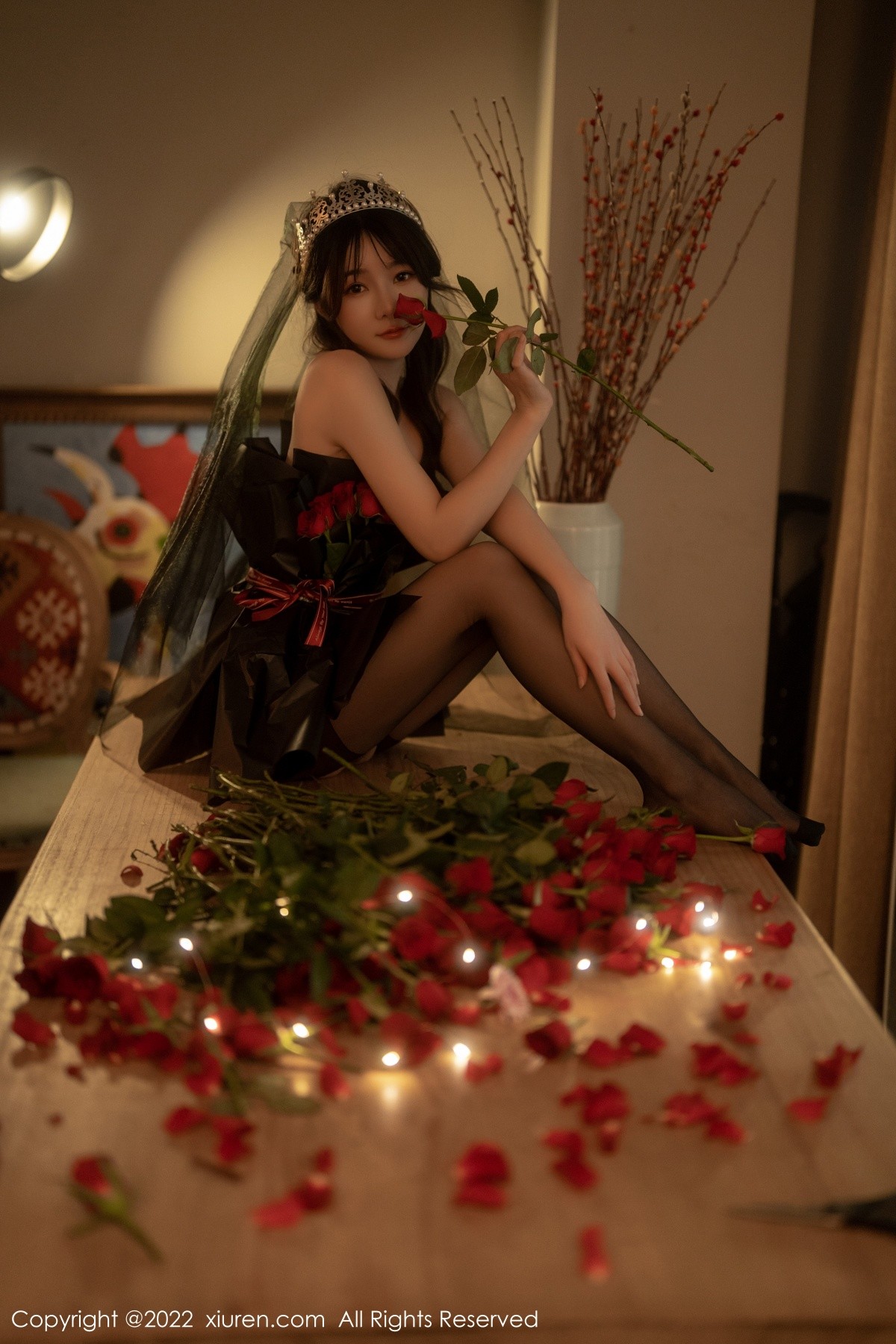 xgyw.top_XiuRen第5552期_模特婠婠么私房性感黑色露肩连衣裙配超薄黑丝秀曼妙身材写真74P