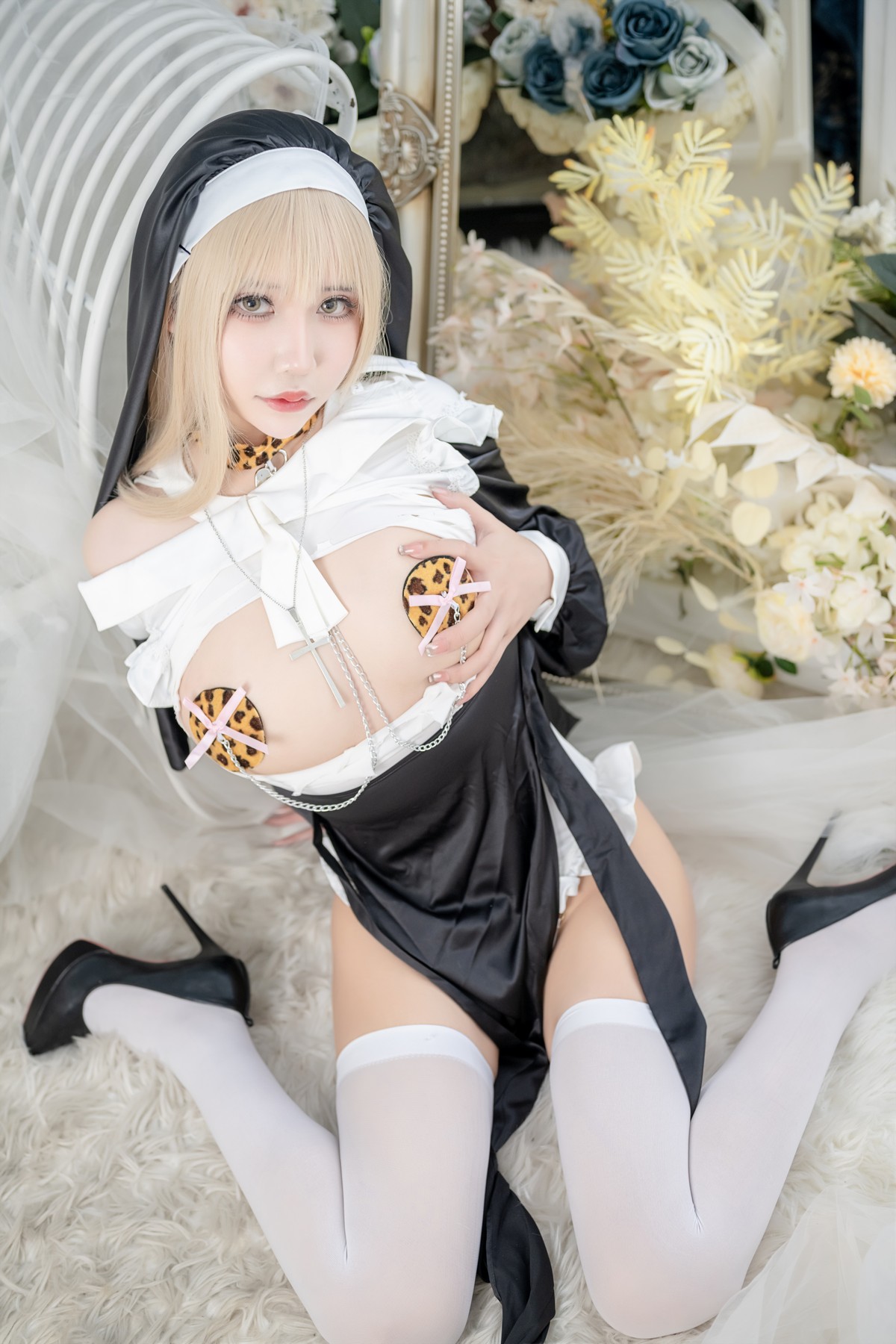 xgyw.top_二次元妹子抱走莫子aa生日特辑主题性感修女装扮半脱露豪乳豹纹遮点诱惑写真75P