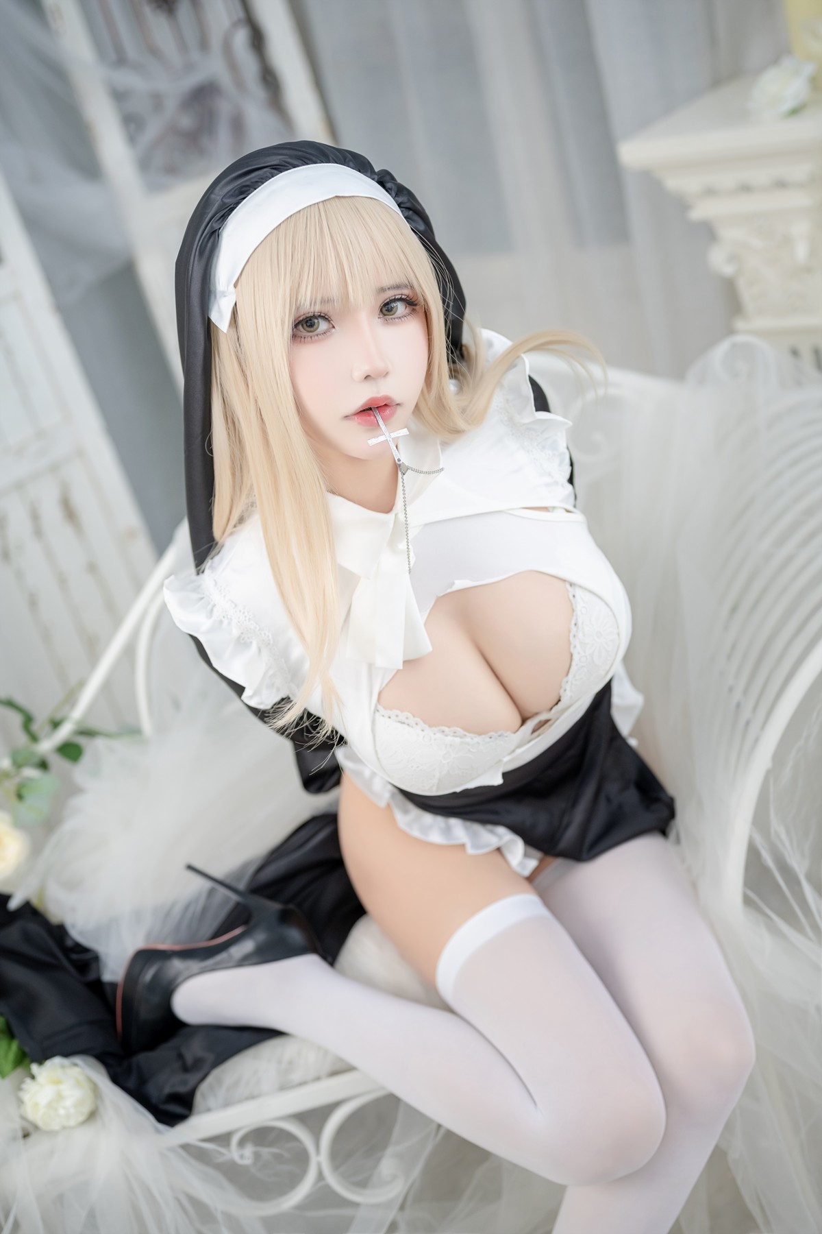 xgyw.top_二次元妹子抱走莫子aa生日特辑主题性感修女装扮半脱露豪乳豹纹遮点诱惑写真75P