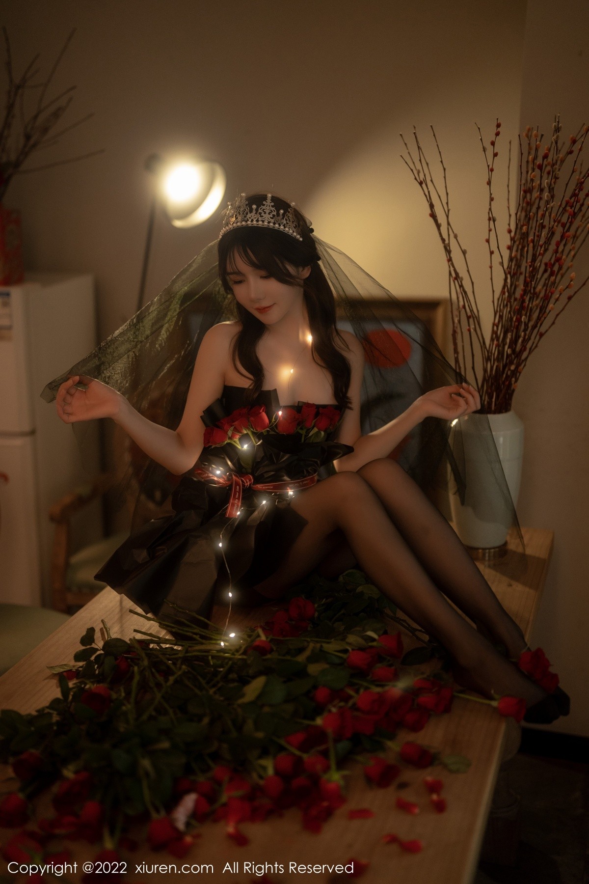 xgyw.top_XiuRen第5552期_模特婠婠么私房性感黑色露肩连衣裙配超薄黑丝秀曼妙身材写真74P