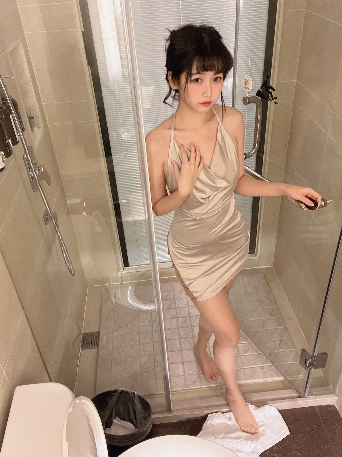 xgyw.top_人气Coser不呆猫浴室人妻主题私房浴室性感服饰配超薄开档肉丝湿身诱惑写真42P