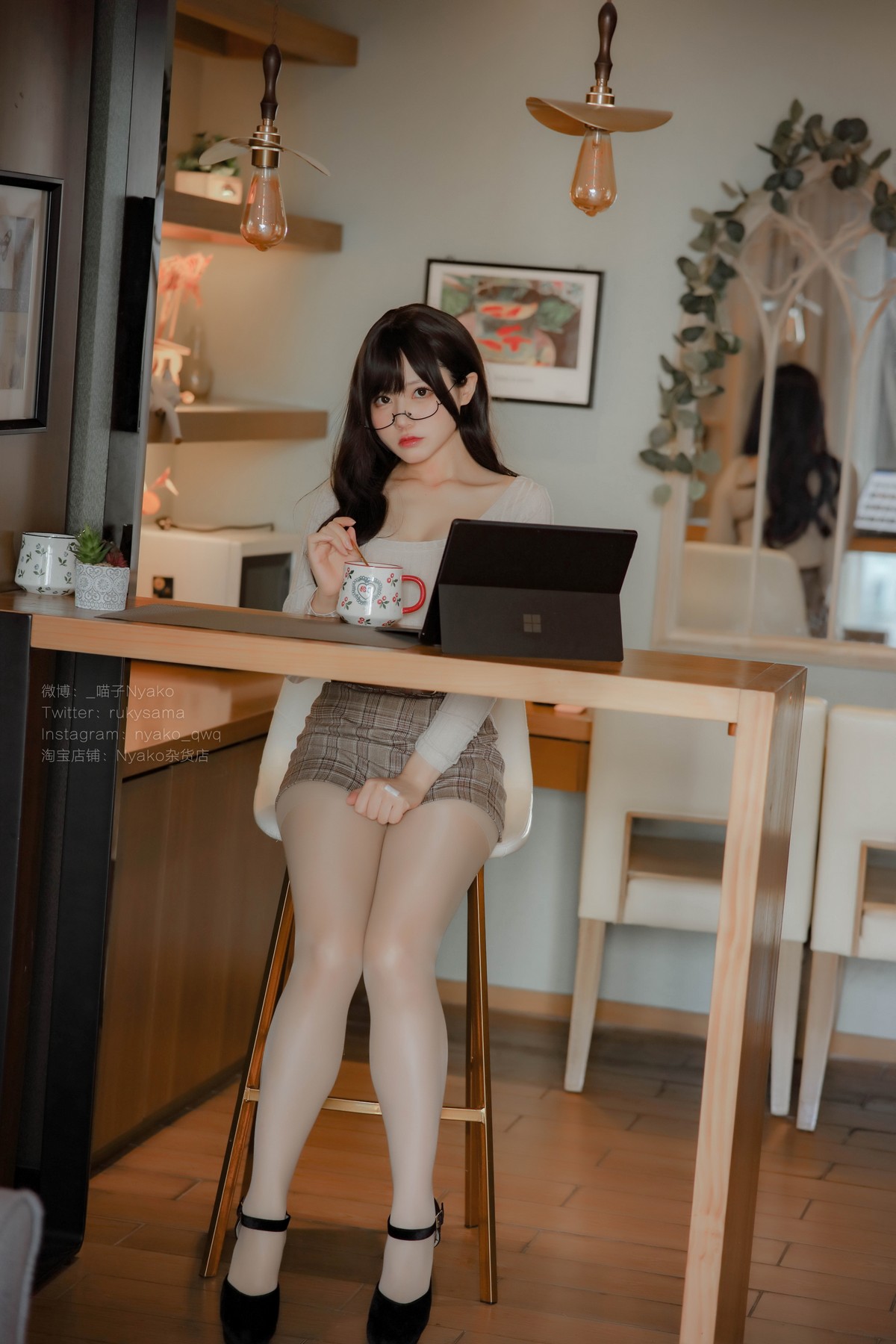 xgyw.top_网络美女Nyako喵子人妻本主题紧身服饰配短裙半脱露豪乳遮点极致诱惑写真87P