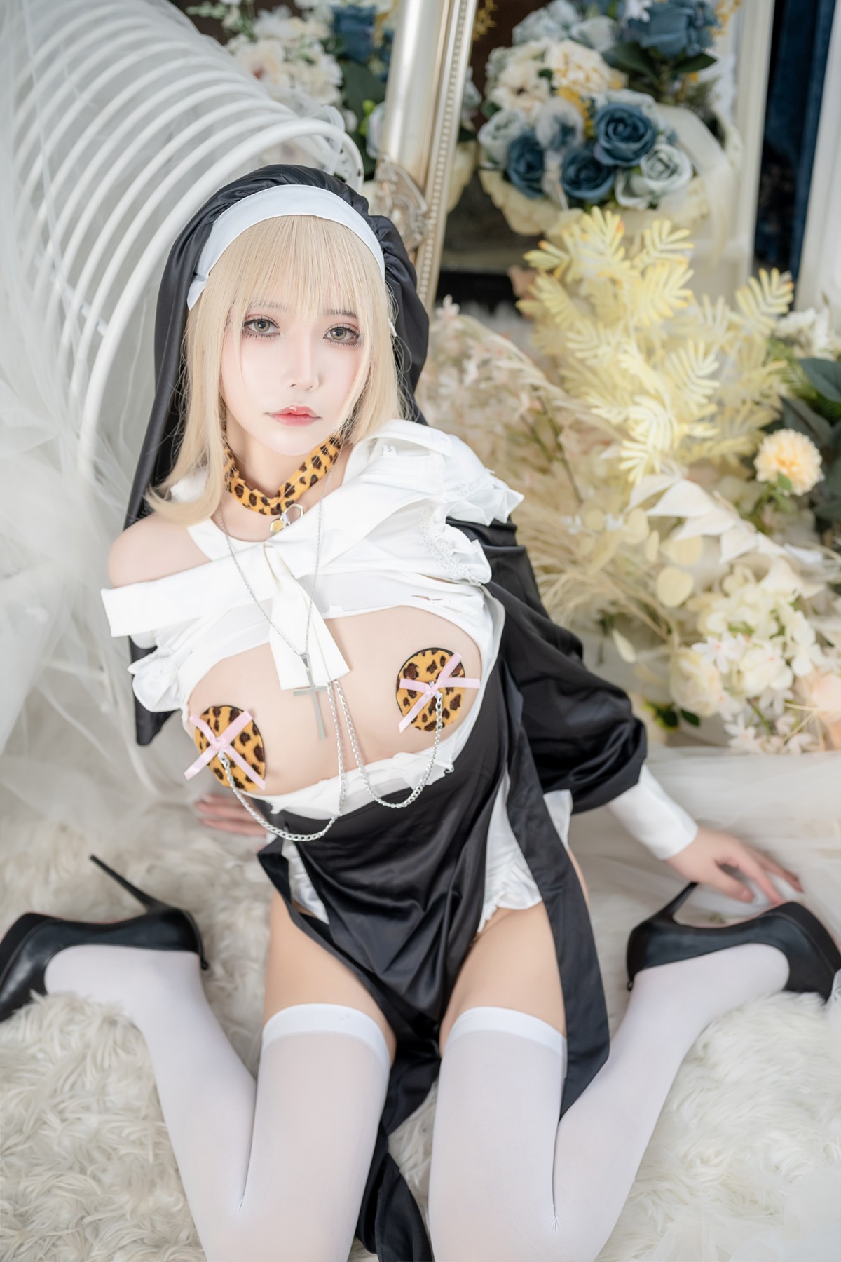 xgyw.top_二次元妹子抱走莫子aa生日特辑主题性感修女装扮半脱露豪乳豹纹遮点诱惑写真75P