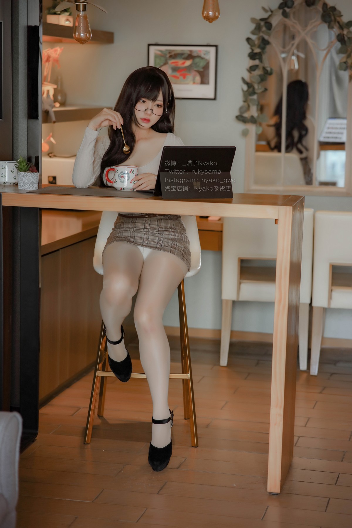 xgyw.top_网络美女Nyako喵子人妻本主题紧身服饰配短裙半脱露豪乳遮点极致诱惑写真87P