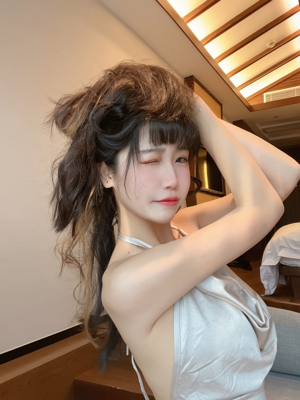 xgyw.top_人气Coser不呆猫浴室人妻主题私房浴室性感服饰配超薄开档肉丝湿身诱惑写真42P