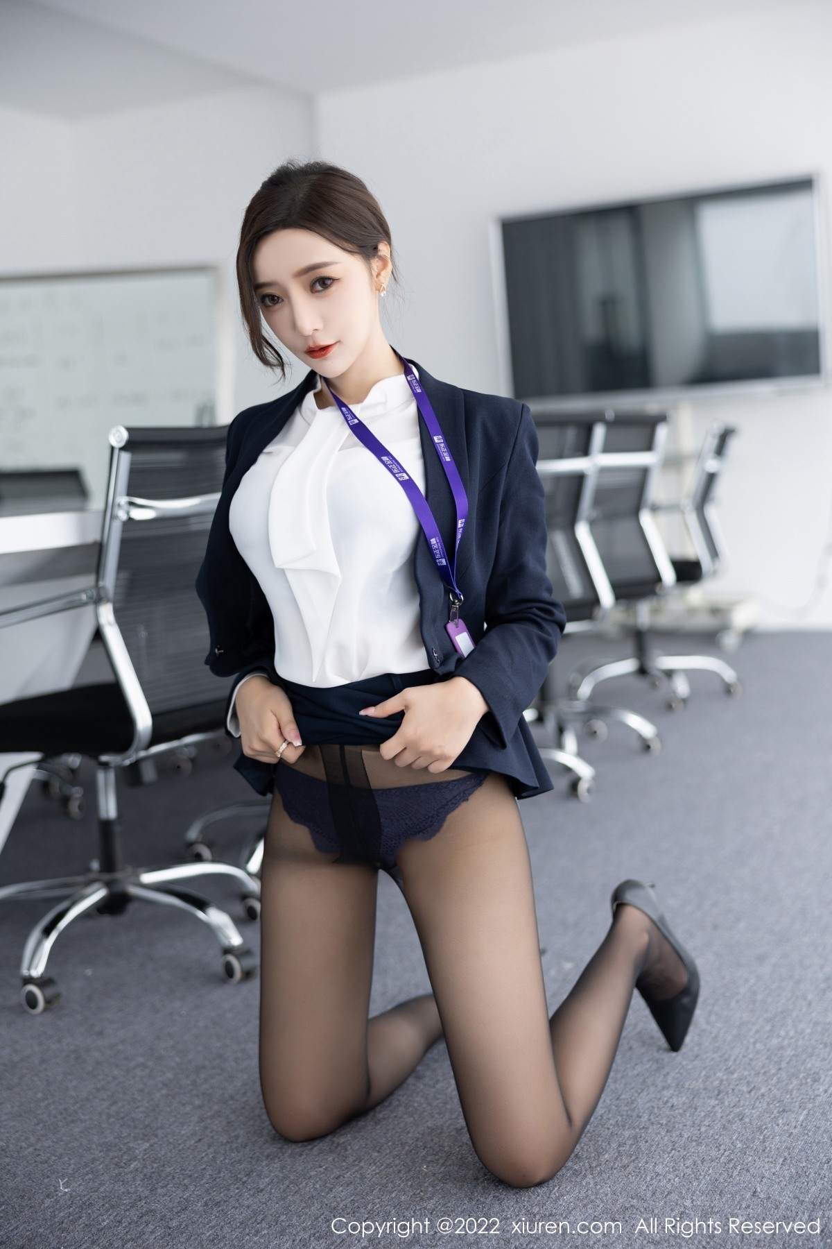 xgyw.top_XiuRen第5563期_女神王馨瑶yanni脱OL职业装露性感灰色内衣配超薄黑丝诱惑写真80P