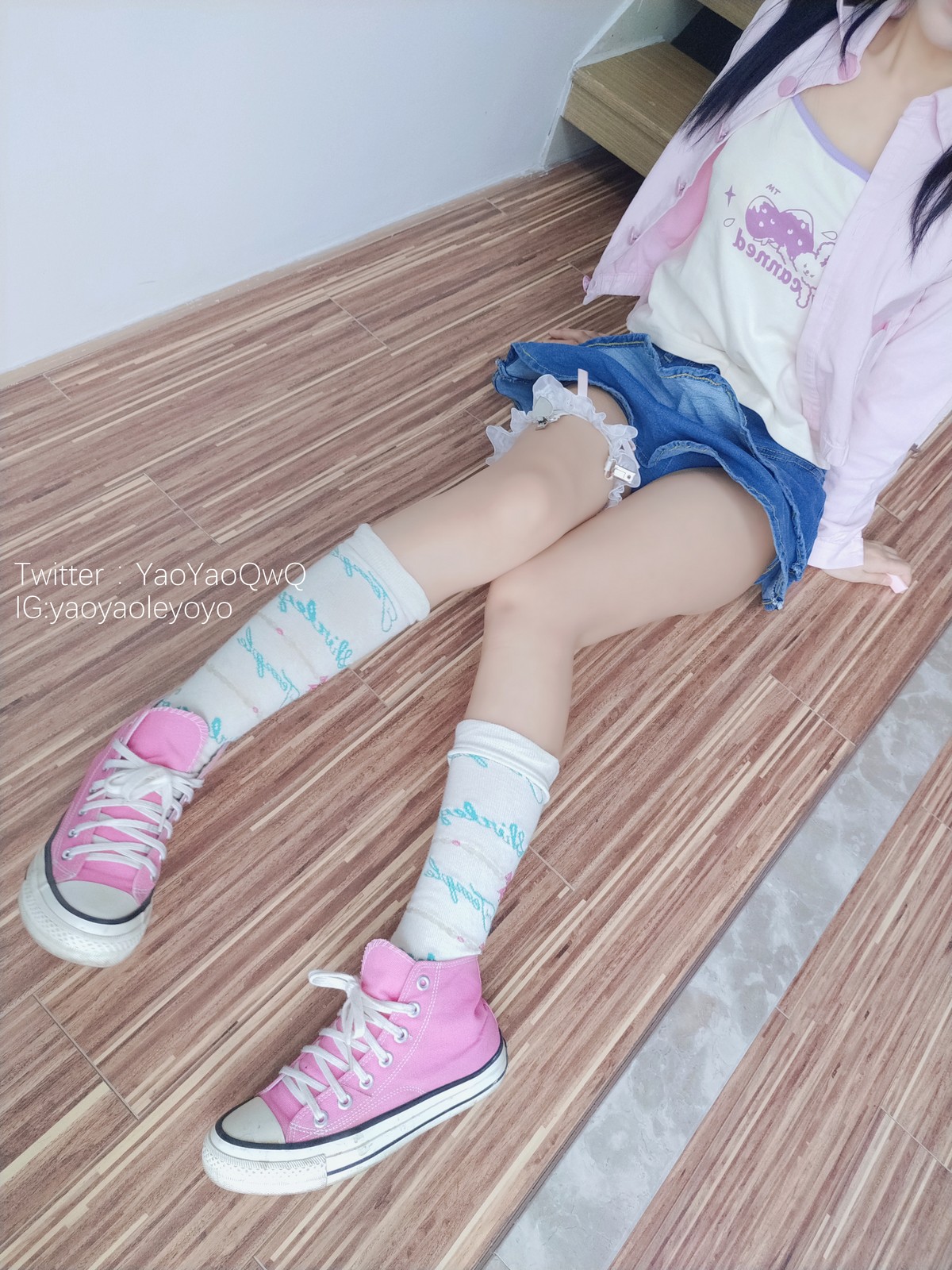 xgyw.top_网络美女软妹摇摇乐一个人在家主题私房性感粉色外衣配牛仔短裙迷人诱惑写真85P