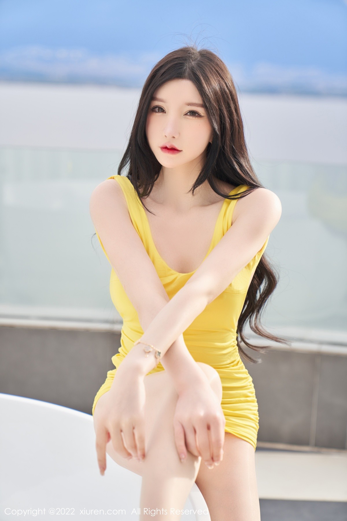 xgyw.top_XiuRen第5557期_女神周于希Sally心愿旅拍黄色收身连衣裙配无内肉丝惹火诱惑写真70P