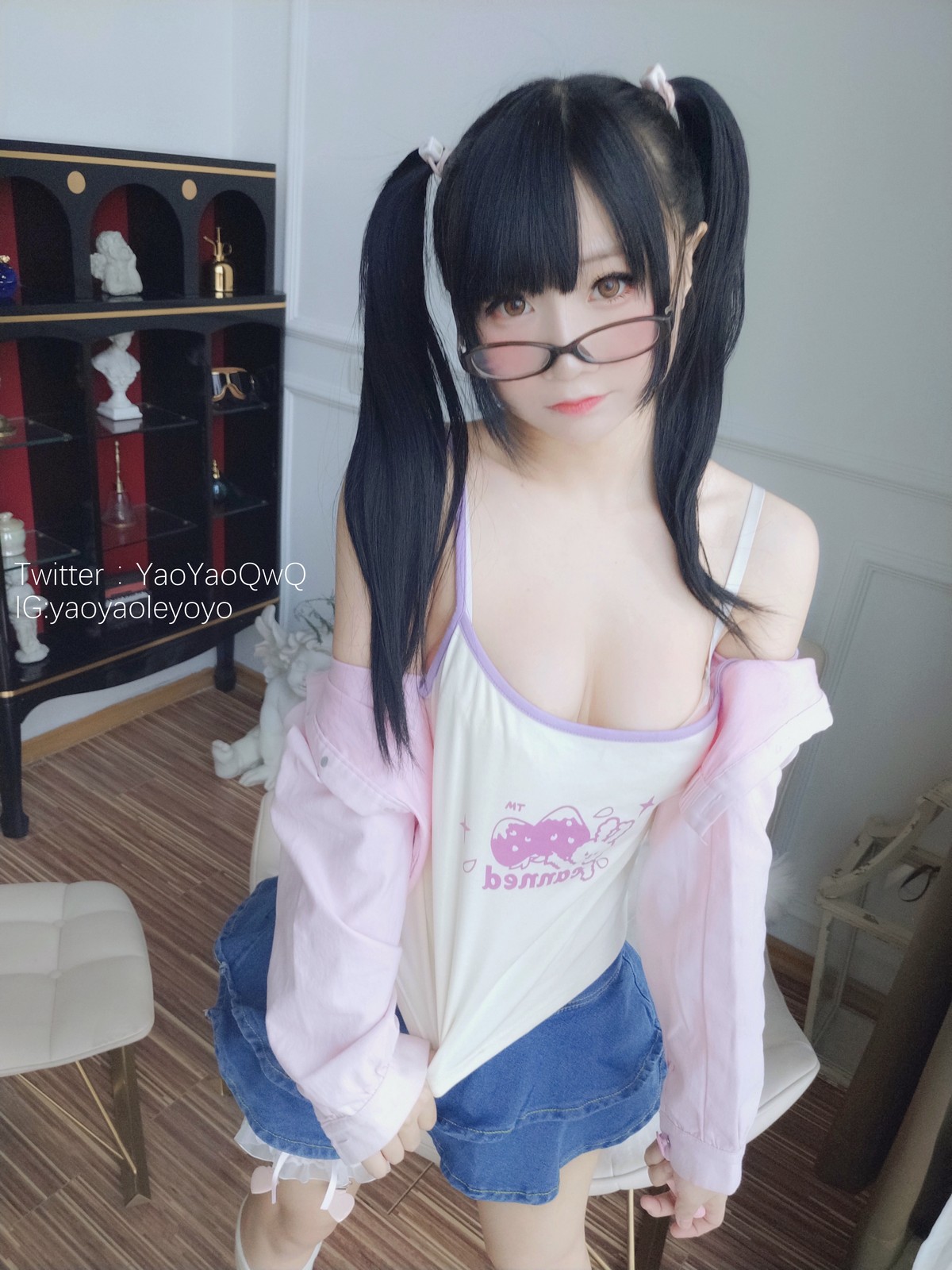 xgyw.top_网络美女软妹摇摇乐一个人在家主题私房性感粉色外衣配牛仔短裙迷人诱惑写真85P