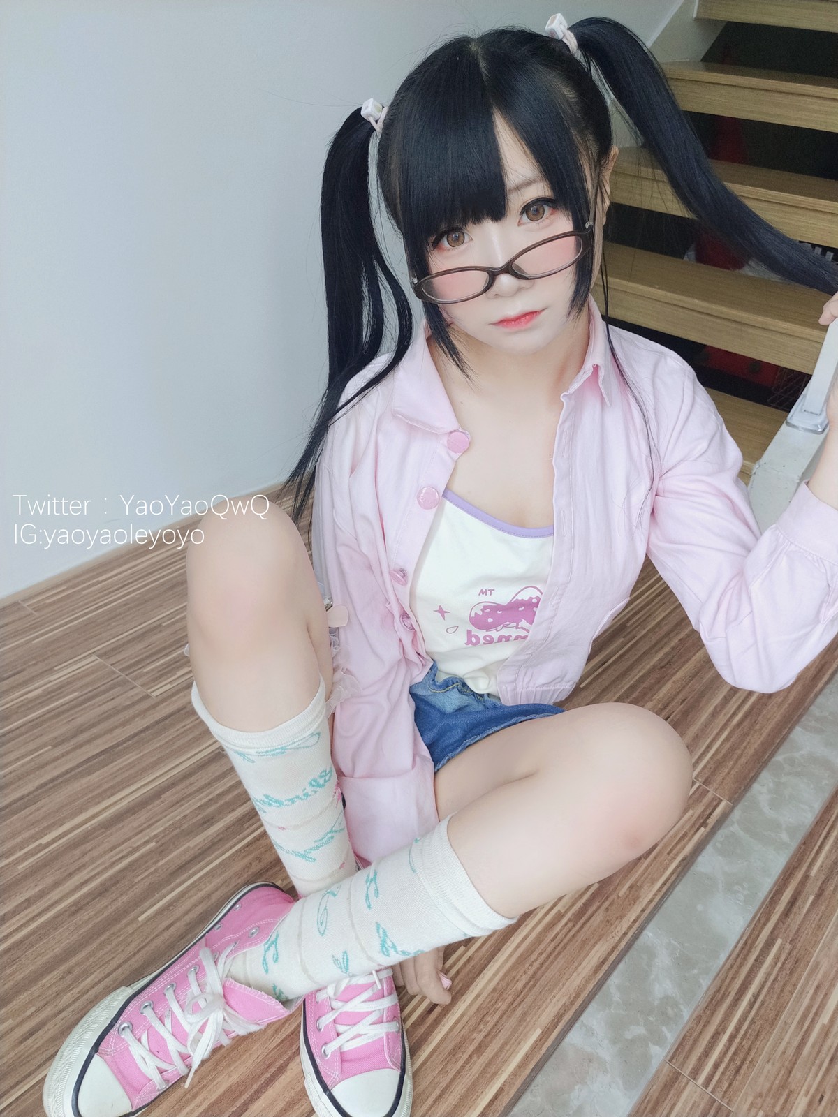 xgyw.top_网络美女软妹摇摇乐一个人在家主题私房性感粉色外衣配牛仔短裙迷人诱惑写真85P