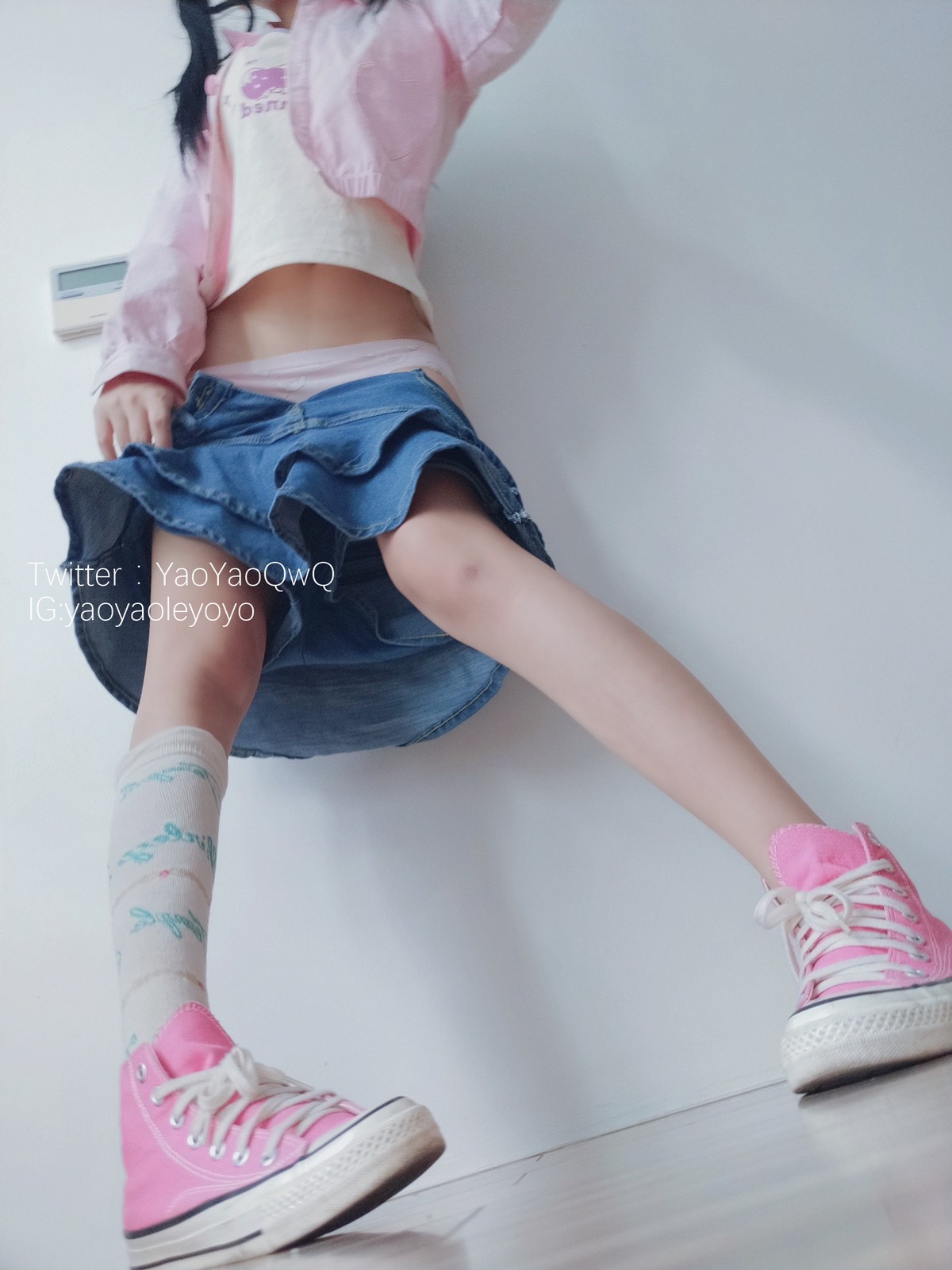xgyw.top_网络美女软妹摇摇乐一个人在家主题私房性感粉色外衣配牛仔短裙迷人诱惑写真85P