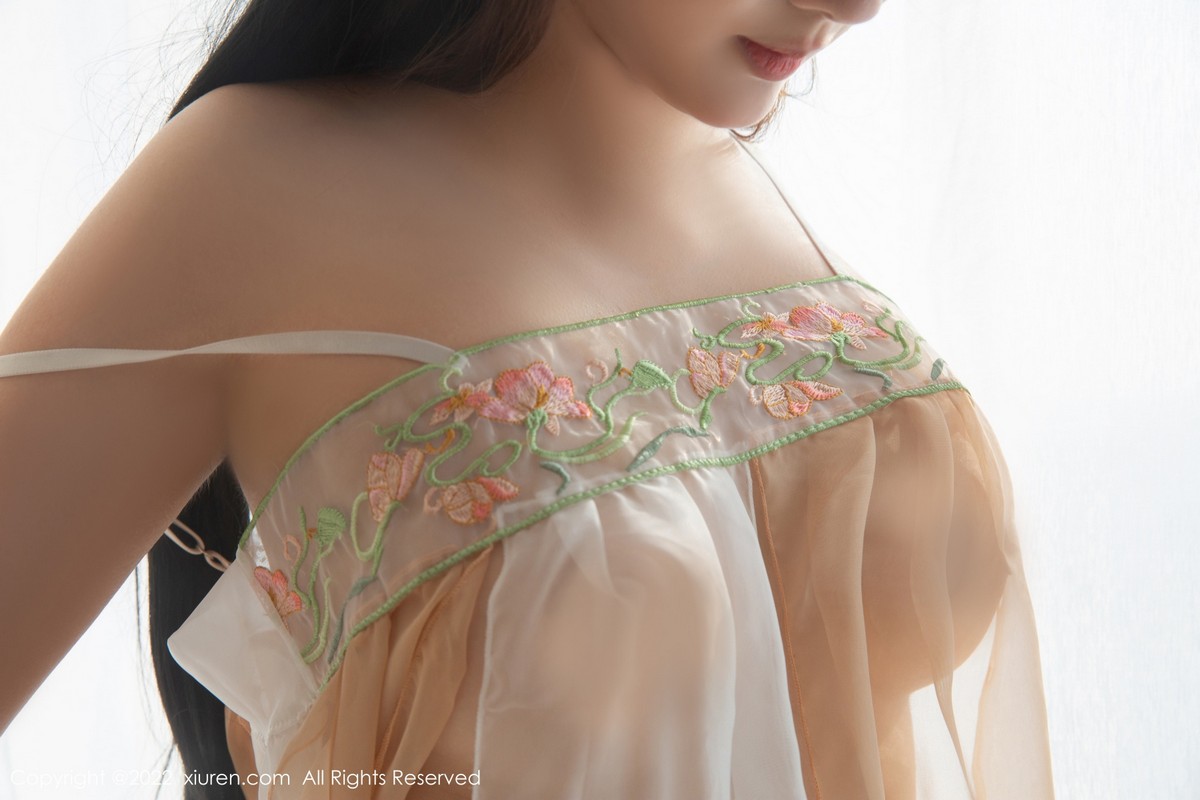 xgyw.top_XiuRen第5556期_模特江真真中秋主题白色轻透古装服饰配超薄无内肉丝诱惑写真70P