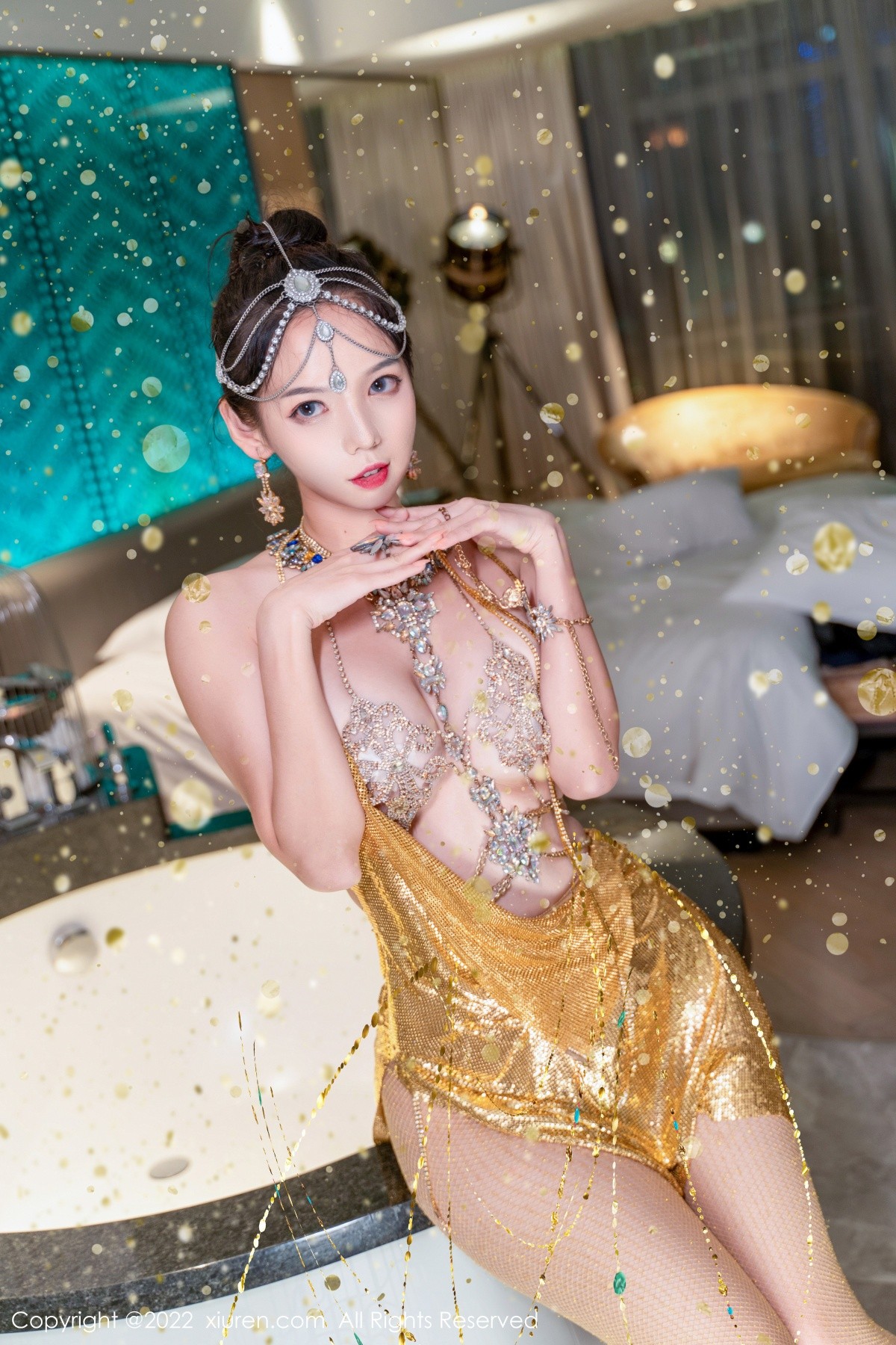xgyw.top_XiuRen第5559期_模特大美妞儿黄金甲主题性感情趣吊带真空秀豪乳翘臀诱惑写真62P