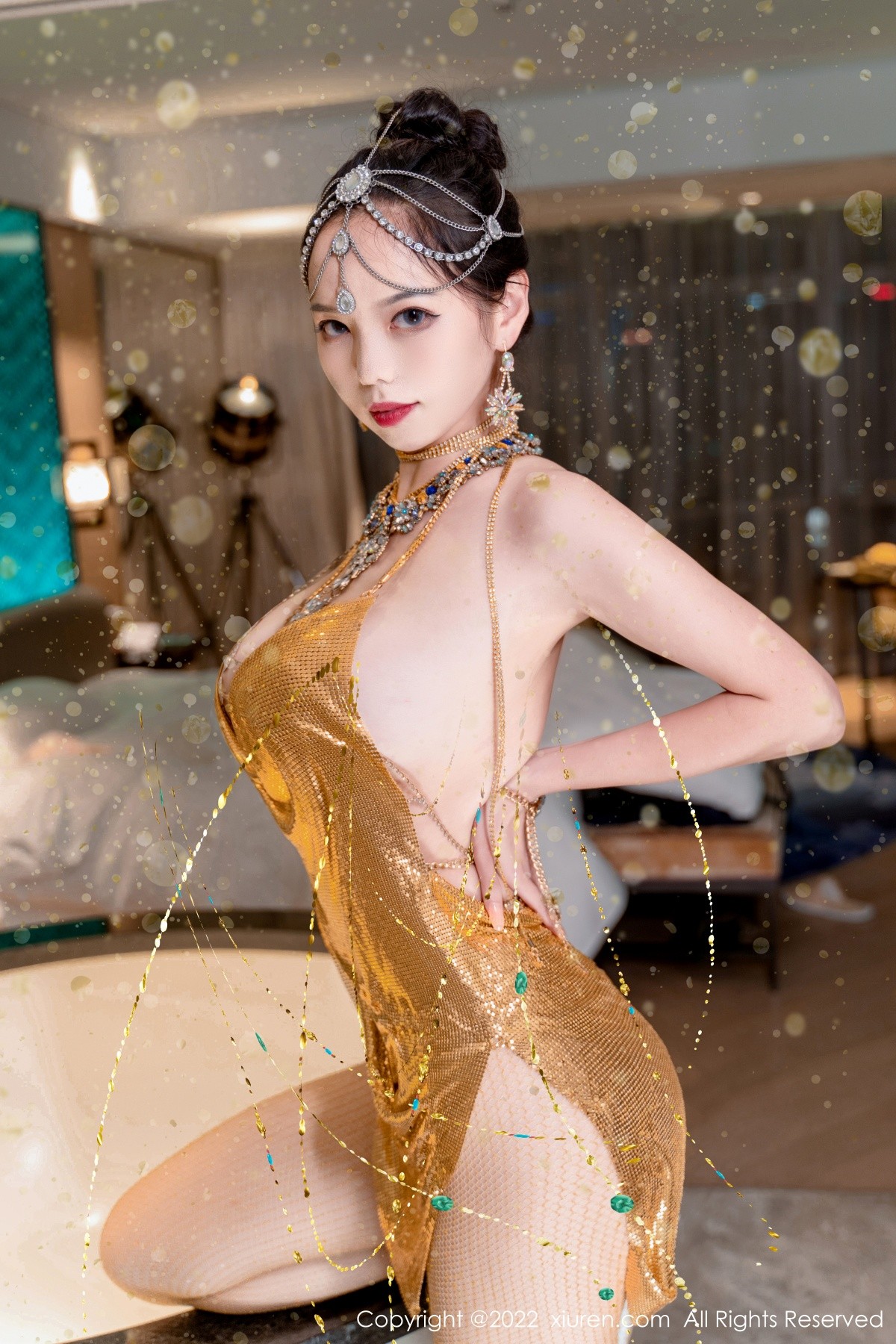 xgyw.top_XiuRen第5559期_模特大美妞儿黄金甲主题性感情趣吊带真空秀豪乳翘臀诱惑写真62P