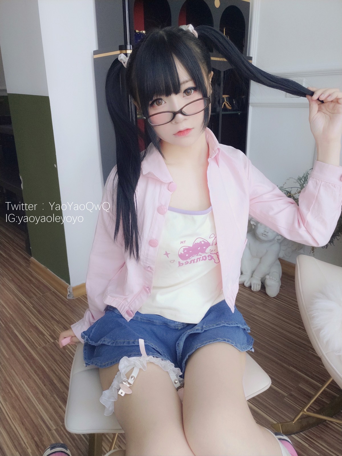 xgyw.top_网络美女软妹摇摇乐一个人在家主题私房性感粉色外衣配牛仔短裙迷人诱惑写真85P