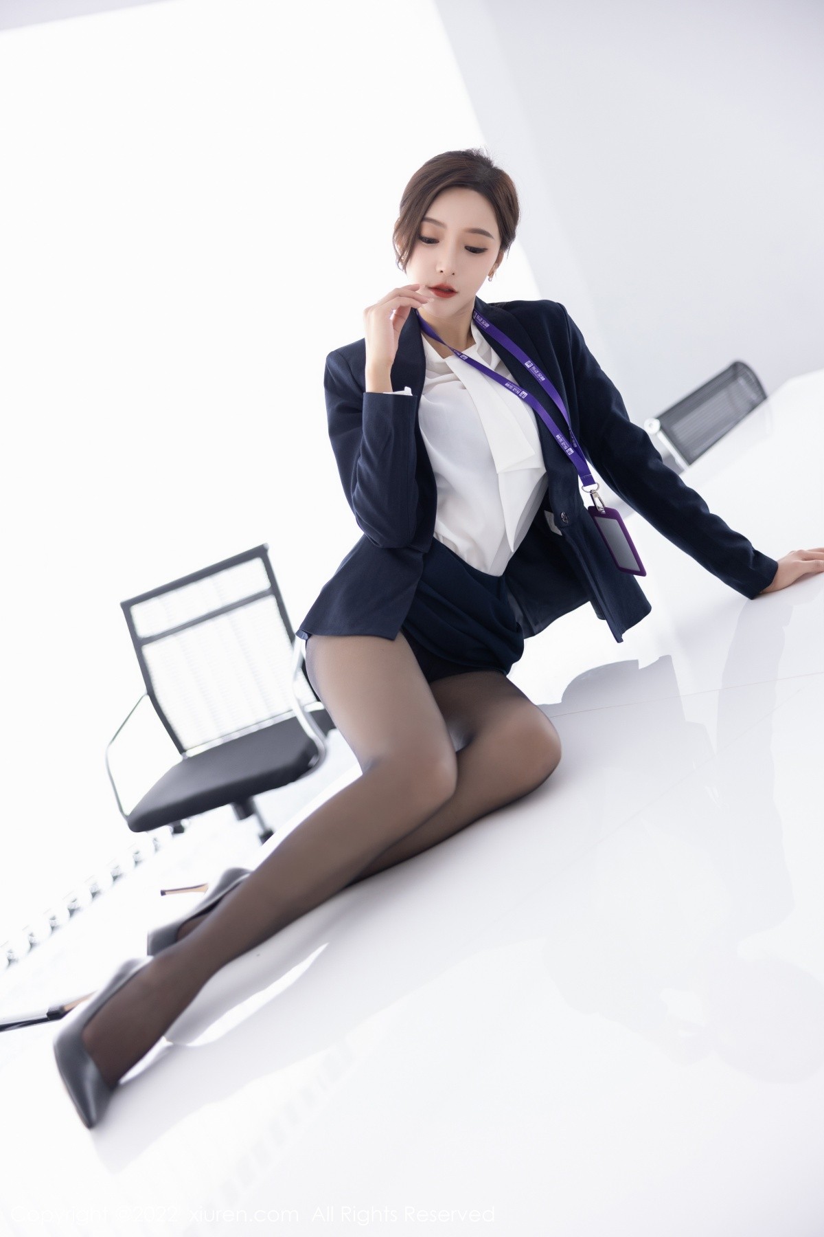 xgyw.top_XiuRen第5563期_女神王馨瑶yanni脱OL职业装露性感灰色内衣配超薄黑丝诱惑写真80P