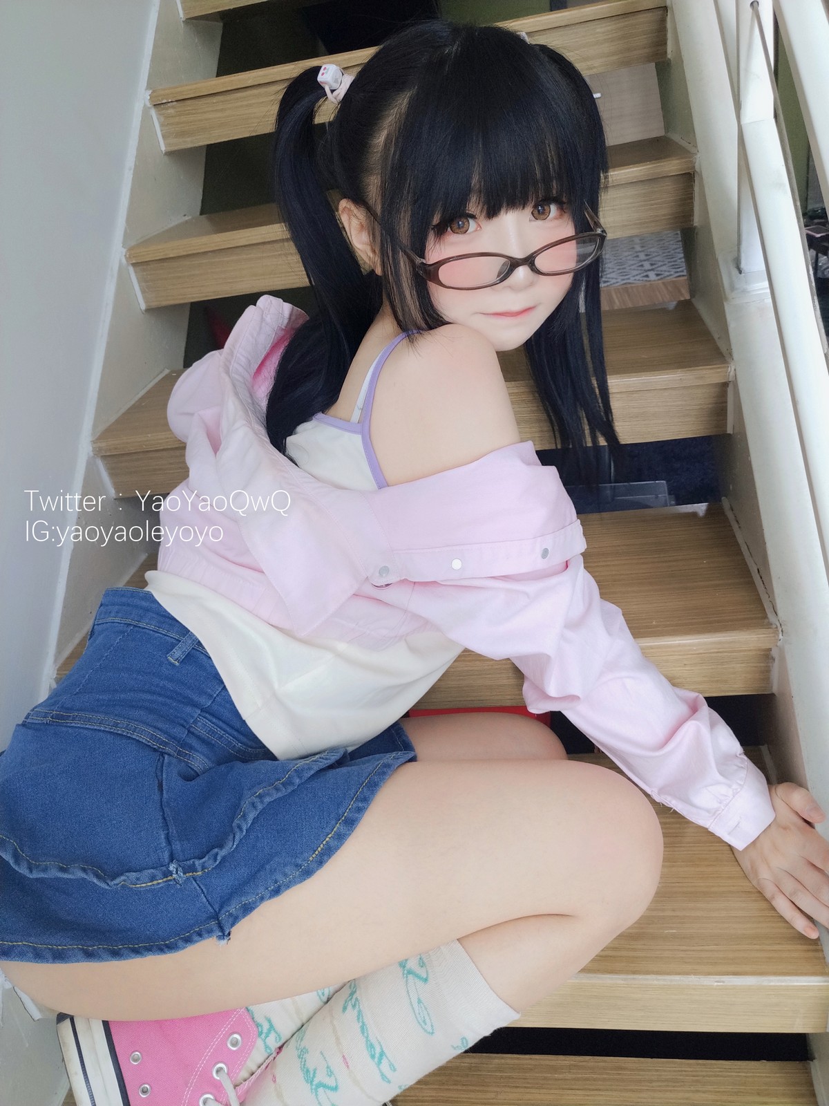 xgyw.top_网络美女软妹摇摇乐一个人在家主题私房性感粉色外衣配牛仔短裙迷人诱惑写真85P