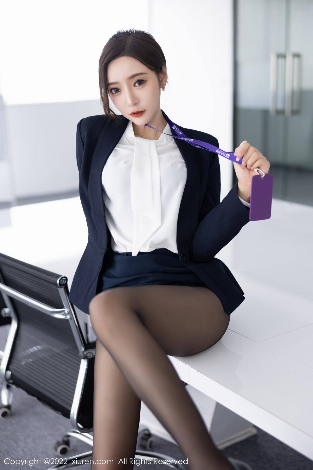 xgyw.top_XiuRen第5563期_女神王馨瑶yanni脱OL职业装露性感灰色内衣配超薄黑丝诱惑写真80P