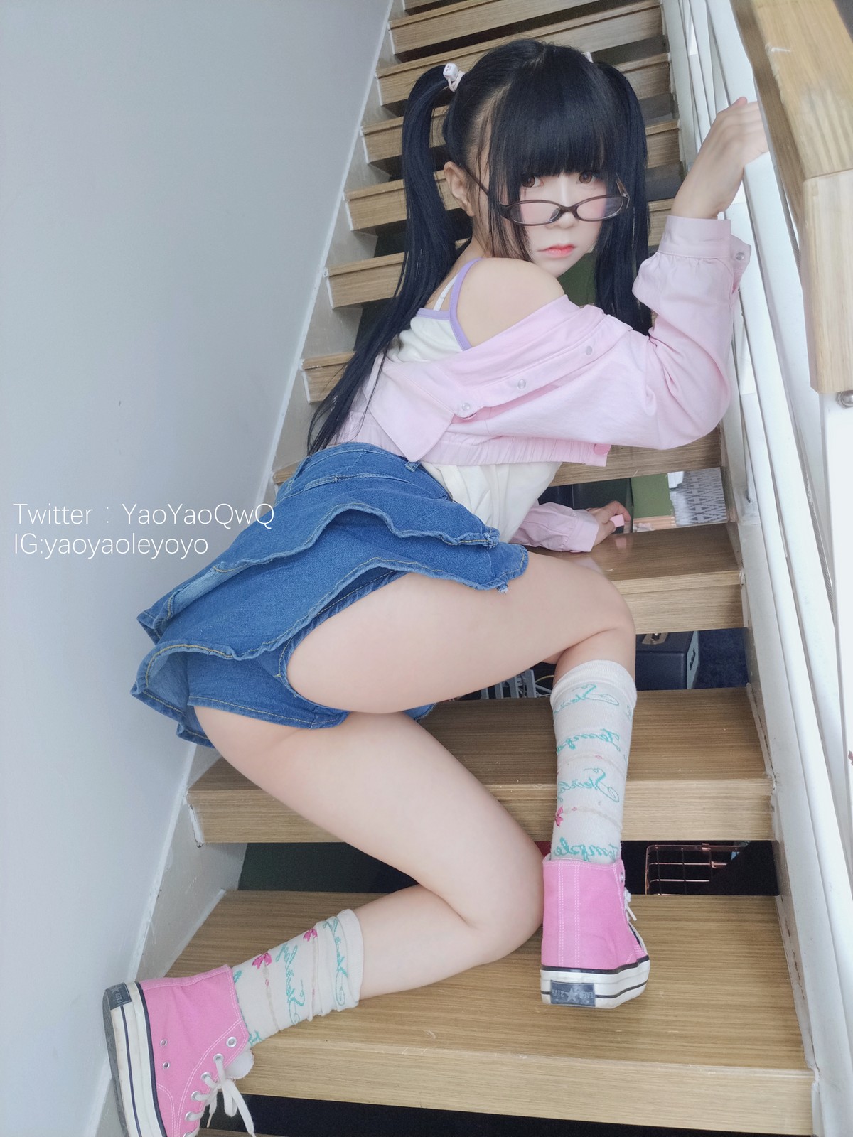 xgyw.top_网络美女软妹摇摇乐一个人在家主题私房性感粉色外衣配牛仔短裙迷人诱惑写真85P