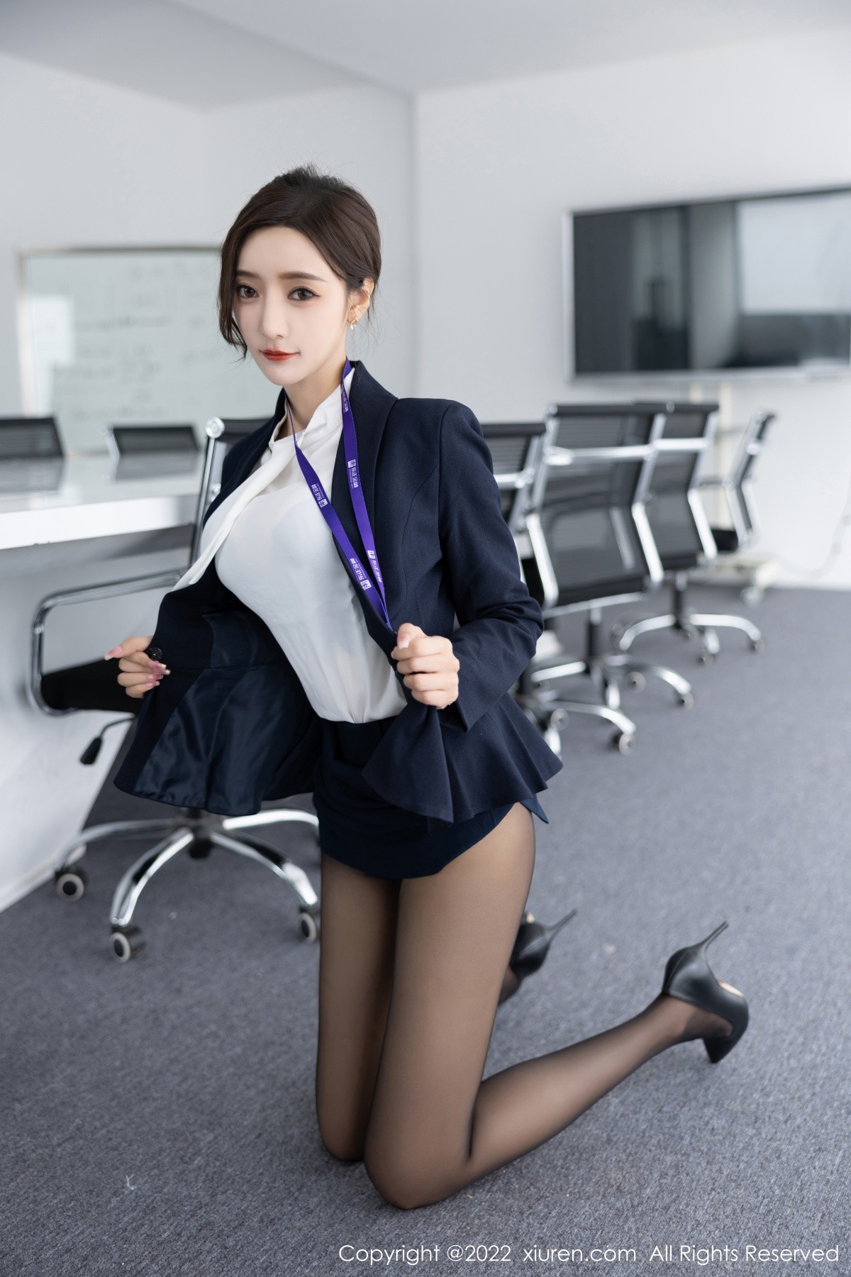 xgyw.top_XiuRen第5563期_女神王馨瑶yanni脱OL职业装露性感灰色内衣配超薄黑丝诱惑写真80P