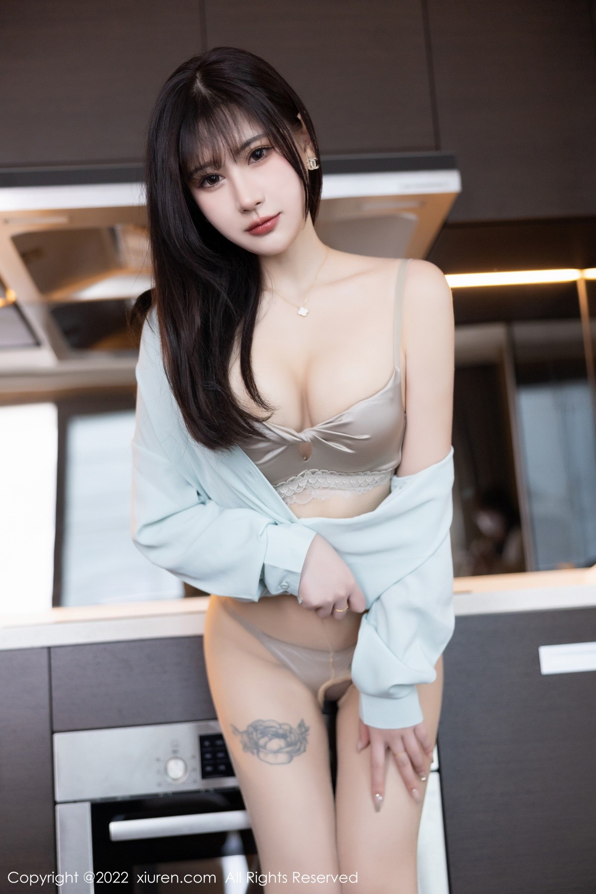 xgyw.top_XiuRen第5555期_模特张欣欣淡蓝色上衣配白短裙露性感内衣配原色丝袜诱惑写真80P