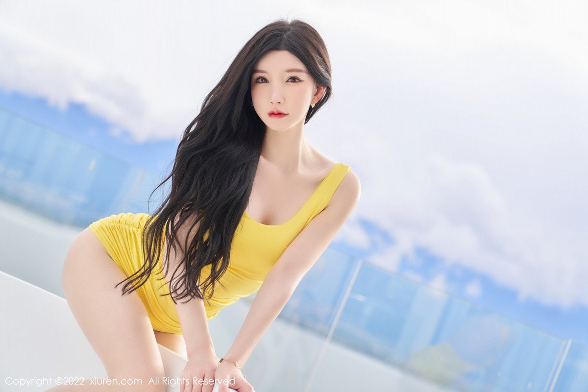 xgyw.top_XiuRen第5557期_女神周于希Sally心愿旅拍黄色收身连衣裙配无内肉丝惹火诱惑写真70P