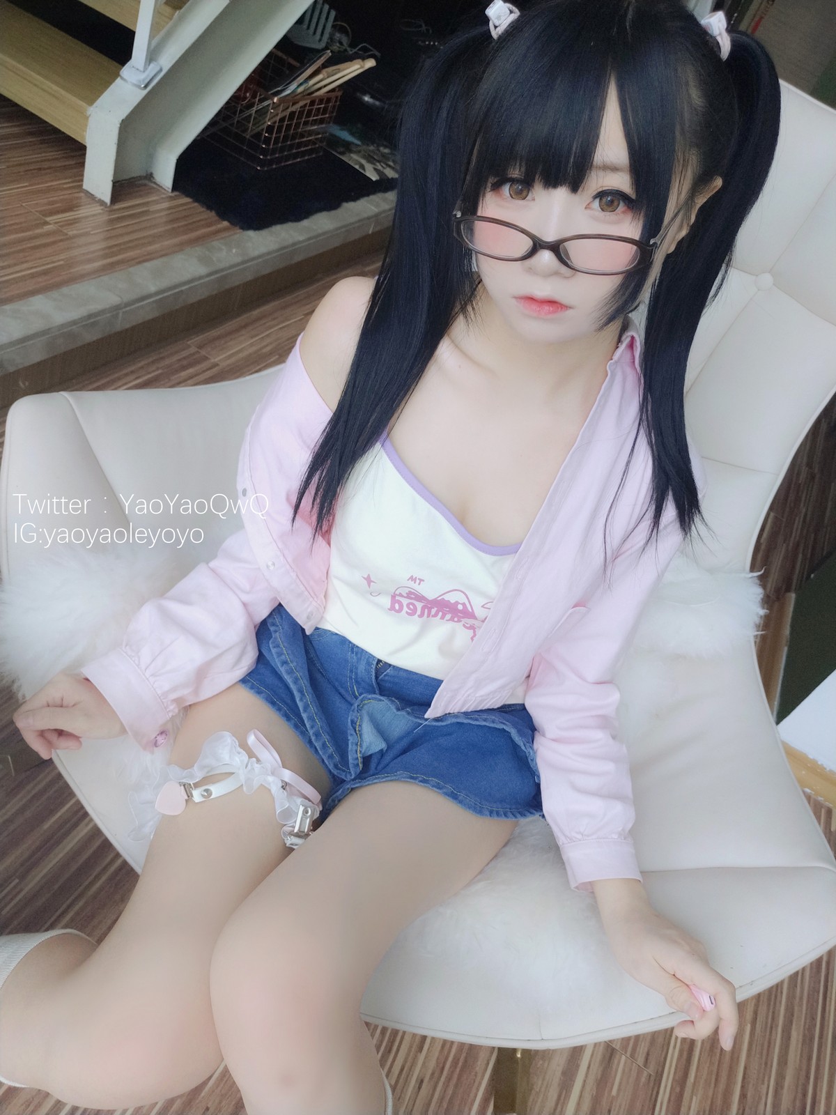 xgyw.top_网络美女软妹摇摇乐一个人在家主题私房性感粉色外衣配牛仔短裙迷人诱惑写真85P