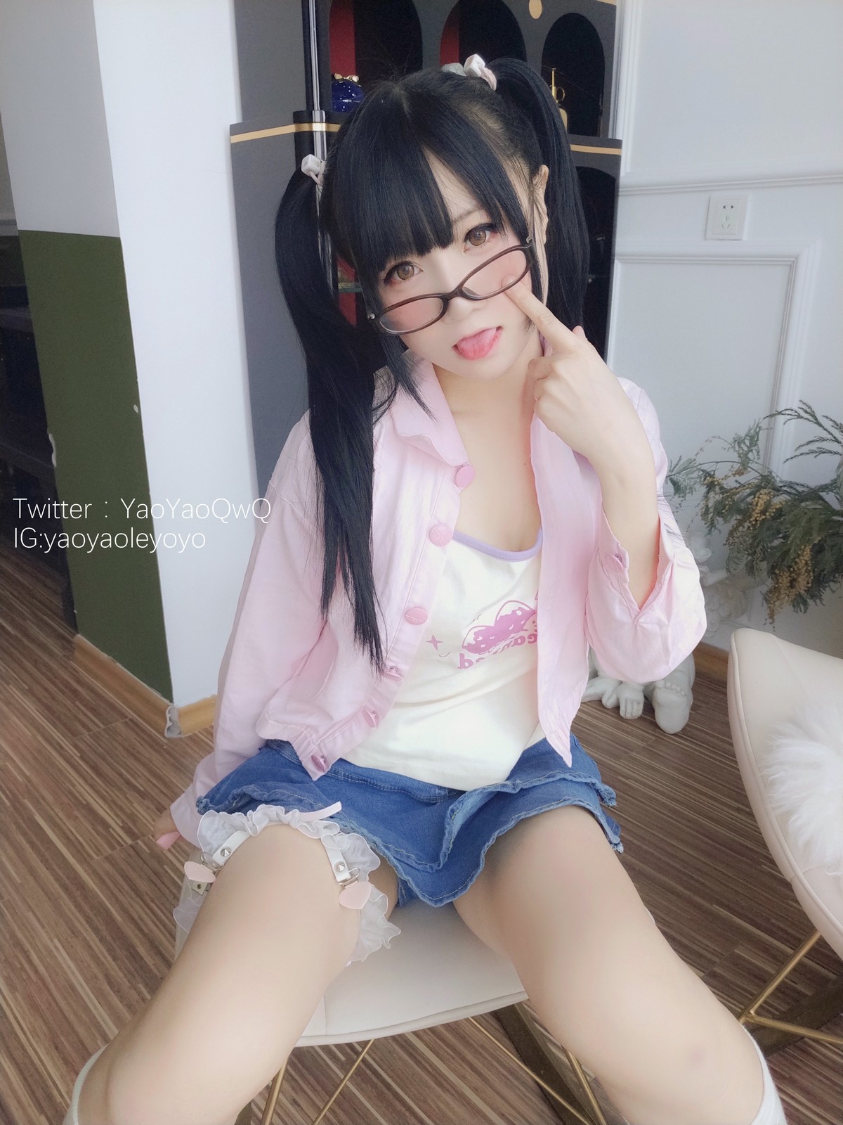 xgyw.top_网络美女软妹摇摇乐一个人在家主题私房性感粉色外衣配牛仔短裙迷人诱惑写真85P